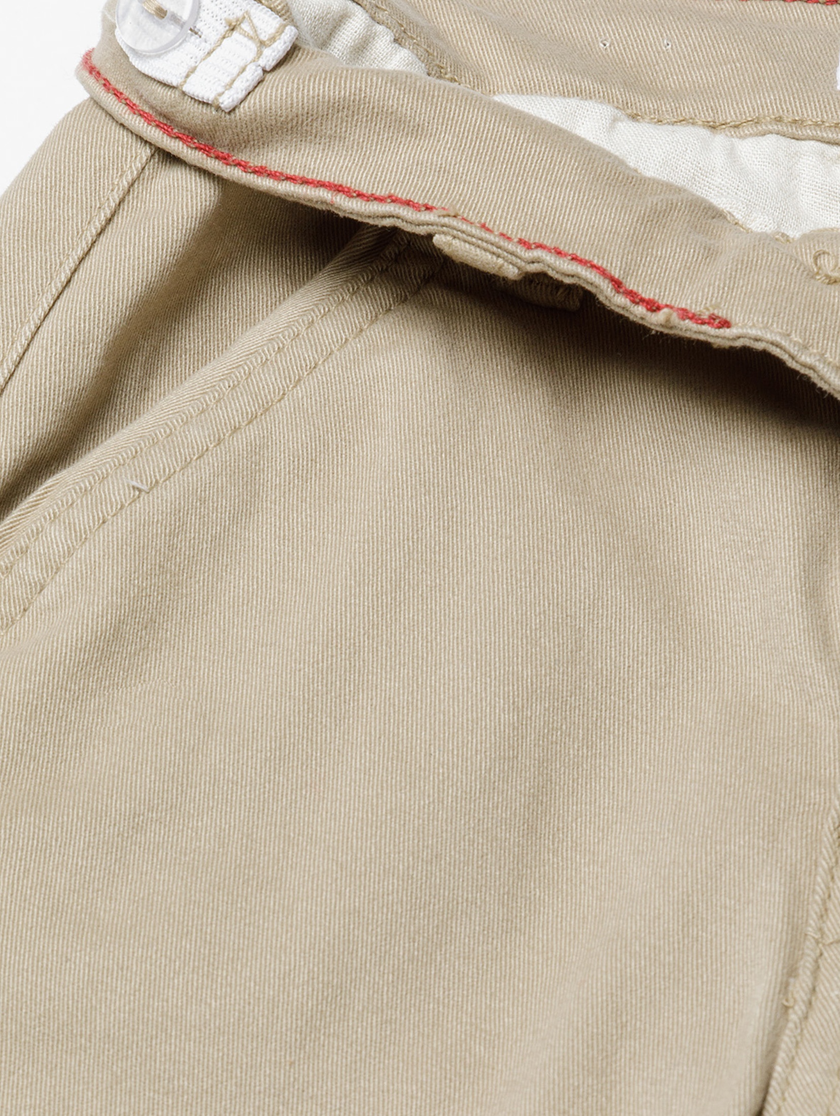 Beżowe spodnie chłopięce typu chinosy z bawełny