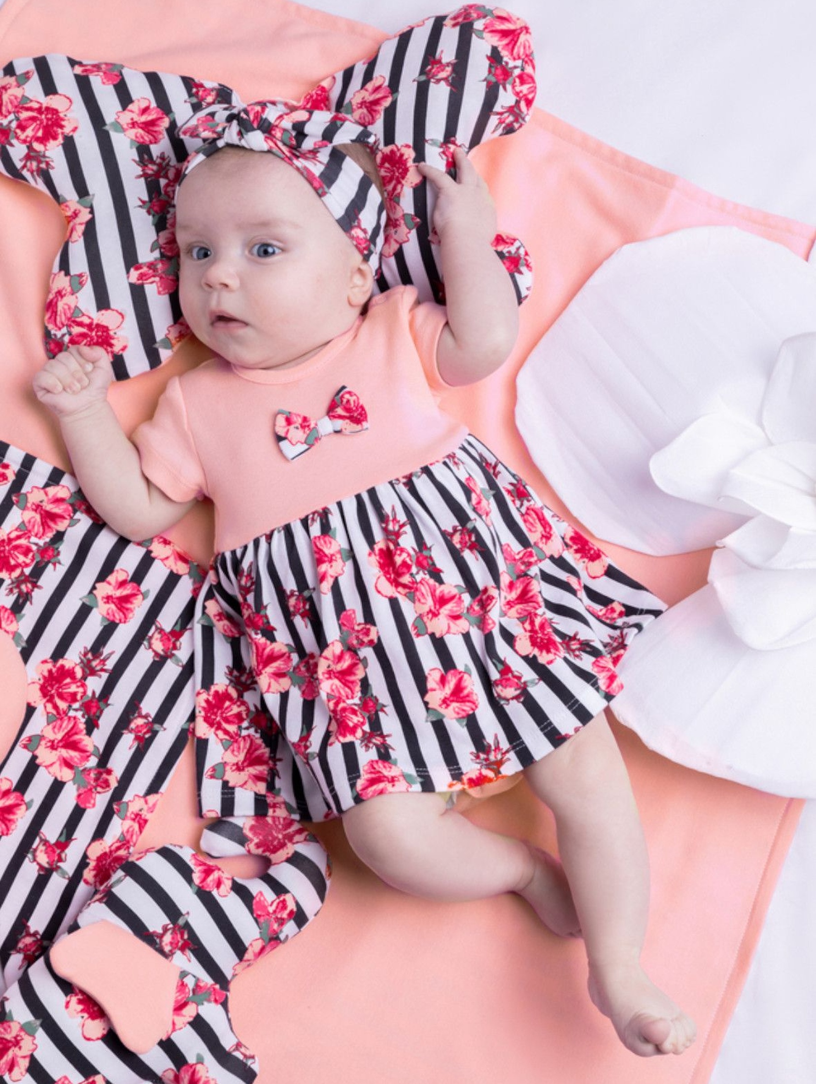 Bawełniana sukienka niemowlęca w kwiaty i paski - kolorowa
