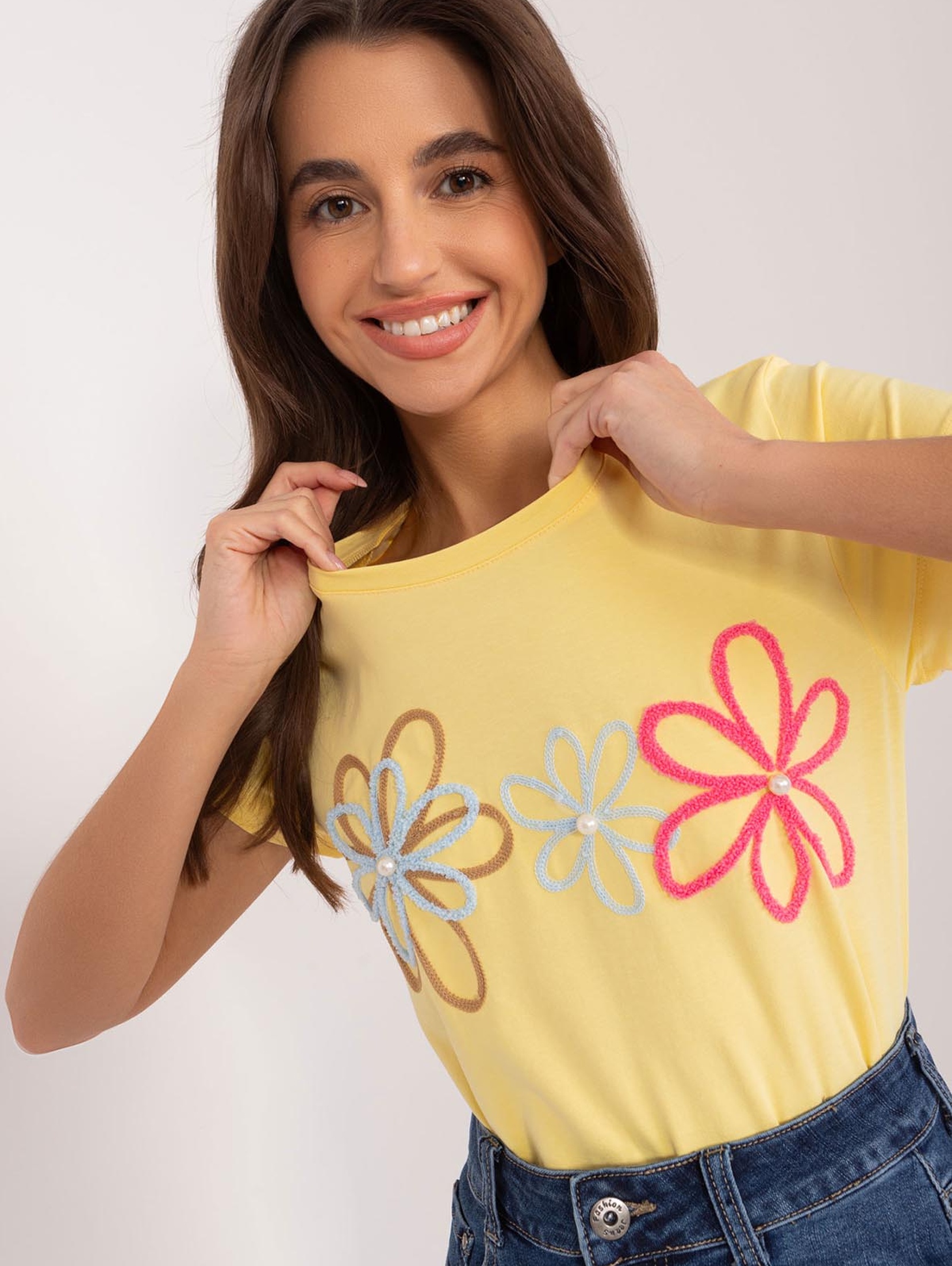 T-Shirt z kwiatową aplikacją żółty