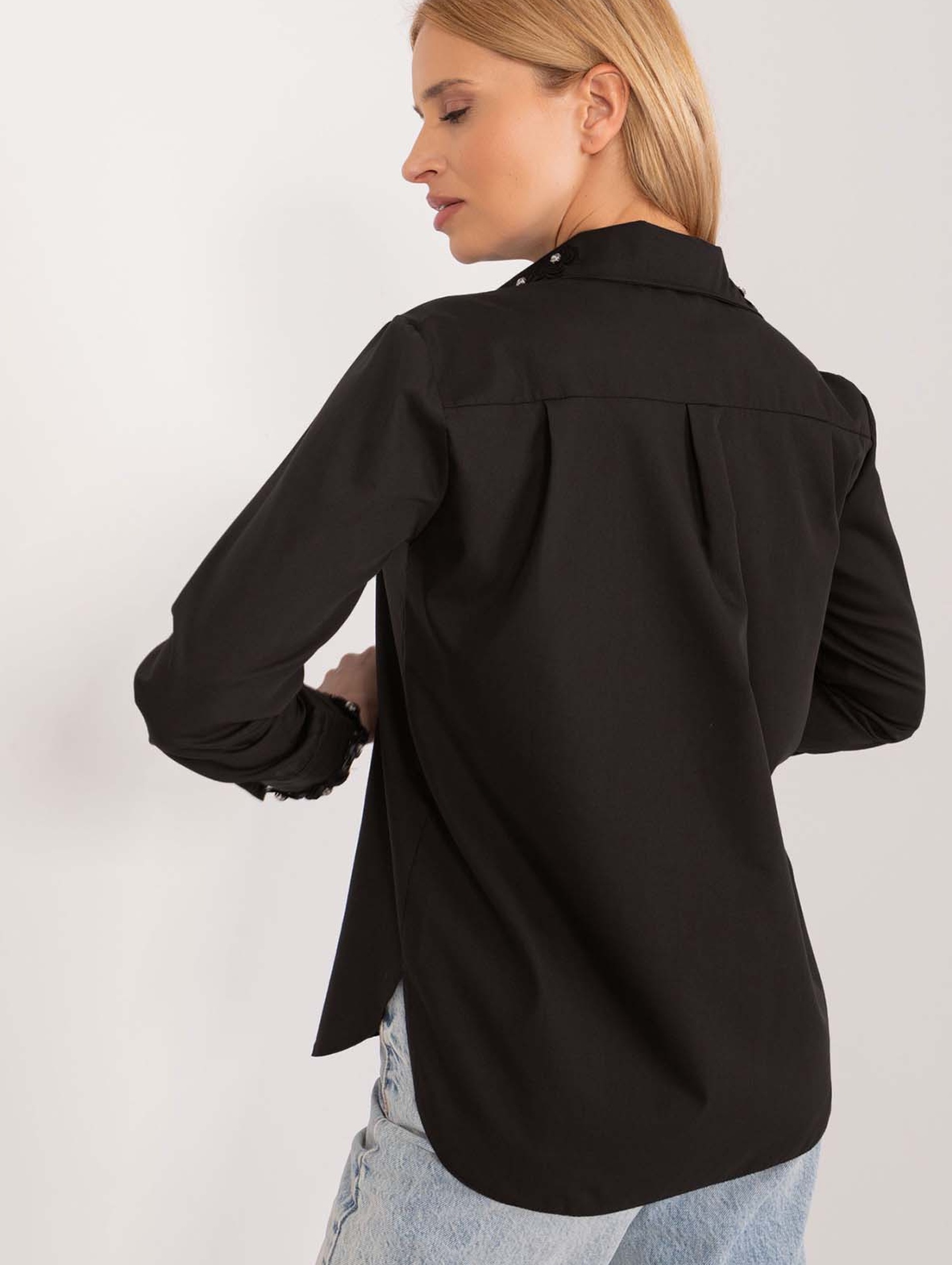 Czarna damska koszula bawełniana z ozdobnymi guzikami