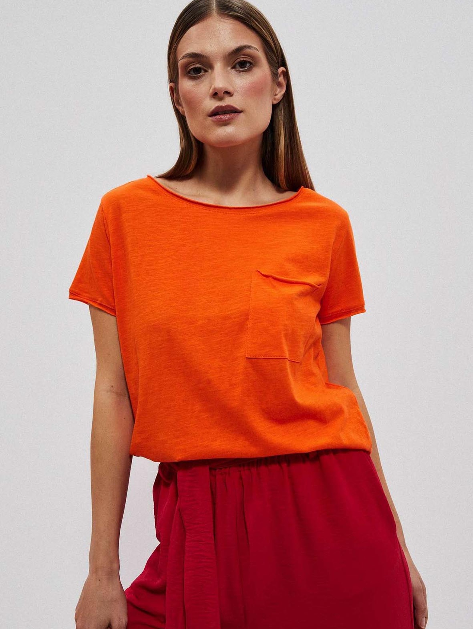 Bawełniany pomarańczowy t-shirt damski z kieszonką