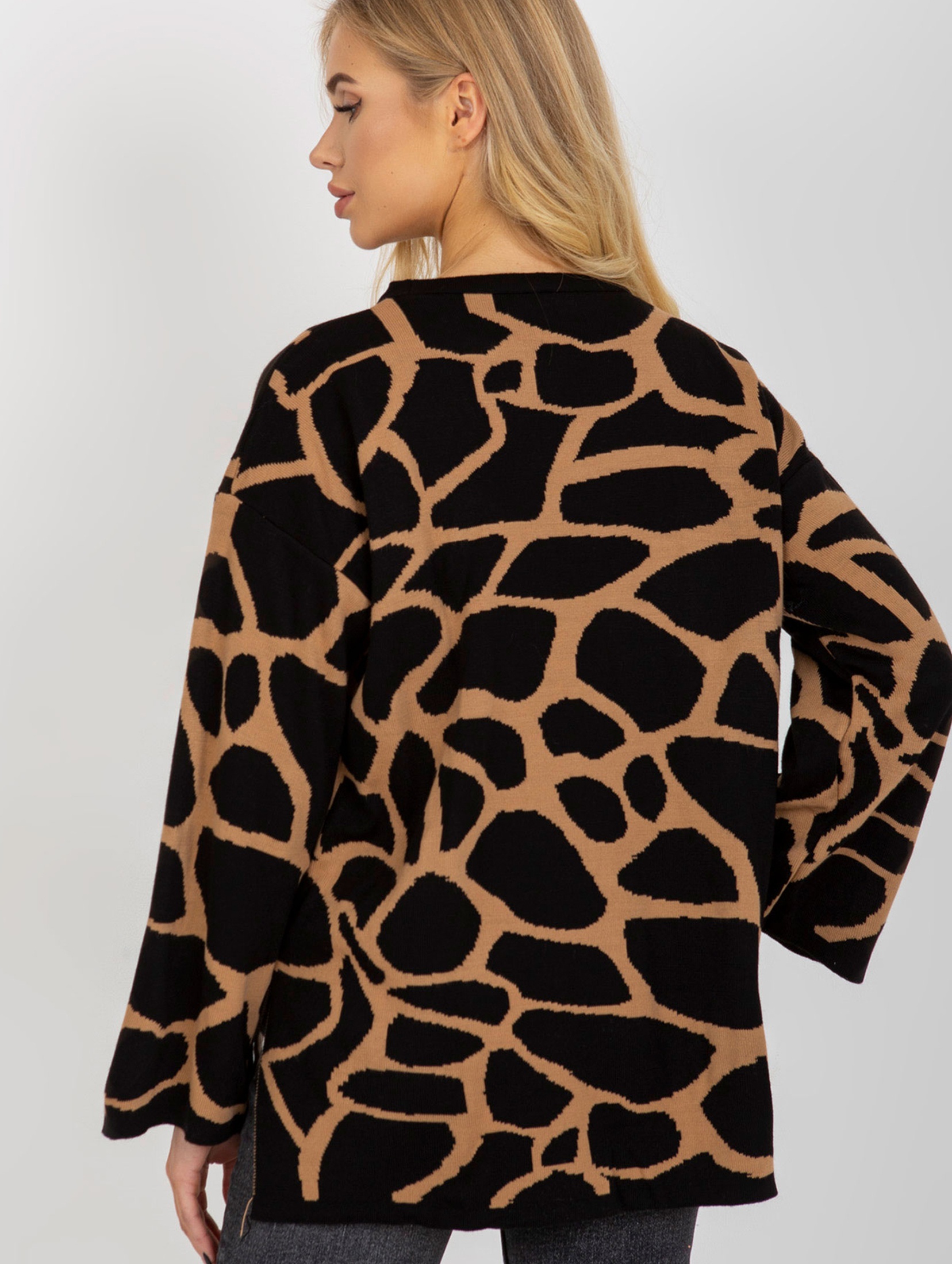 Camelowo-czarny damski sweter oversize we wzory