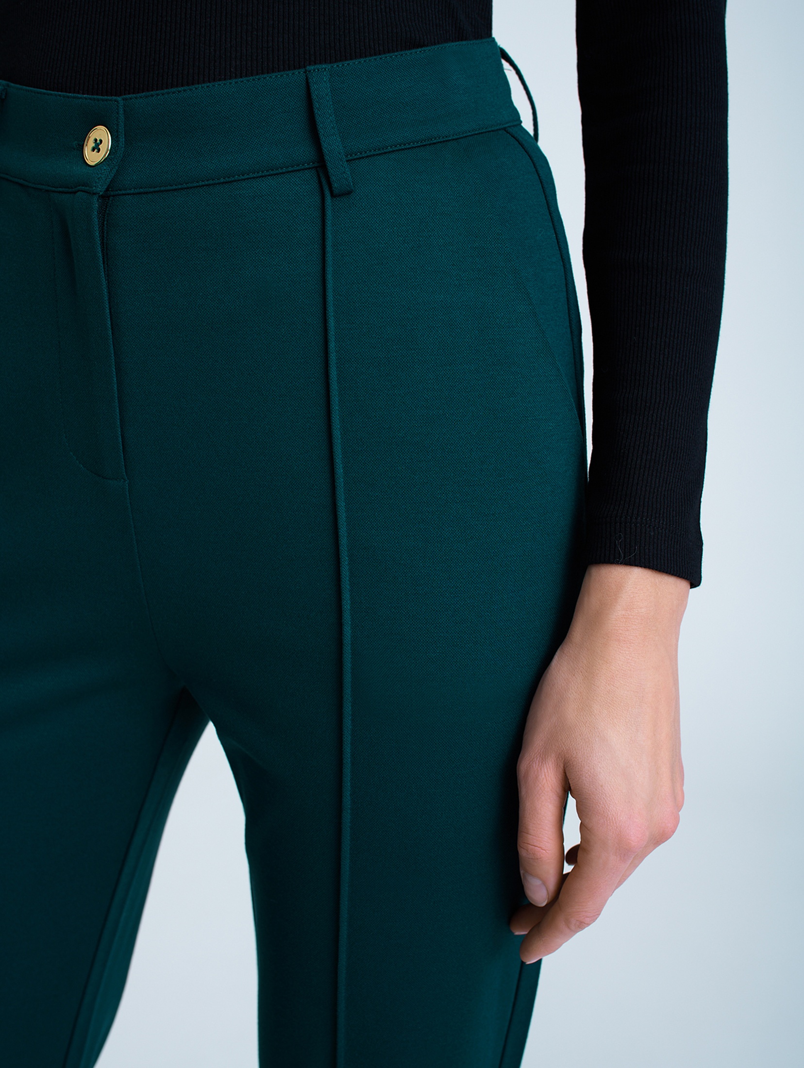 Spodnie damskie z ozdobnym guzikiem zielone