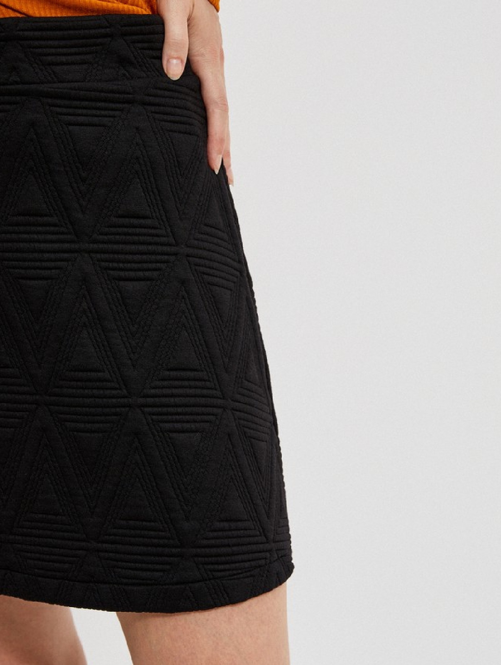 Damska czarna spódnica mini z geometrycznym tłoczeniem