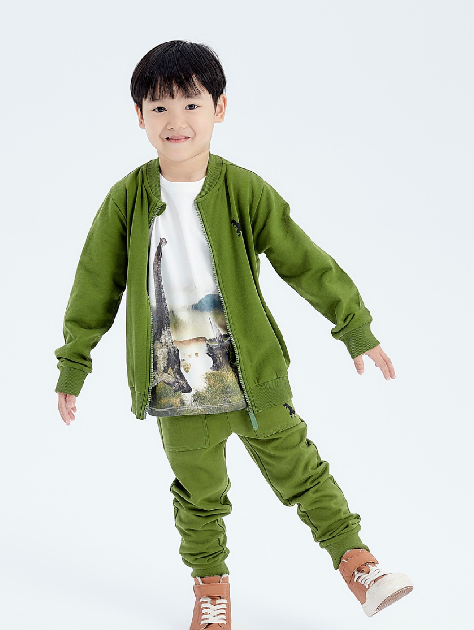 Zielone dresowe spodnie slim dla chłopca z dinozaurem