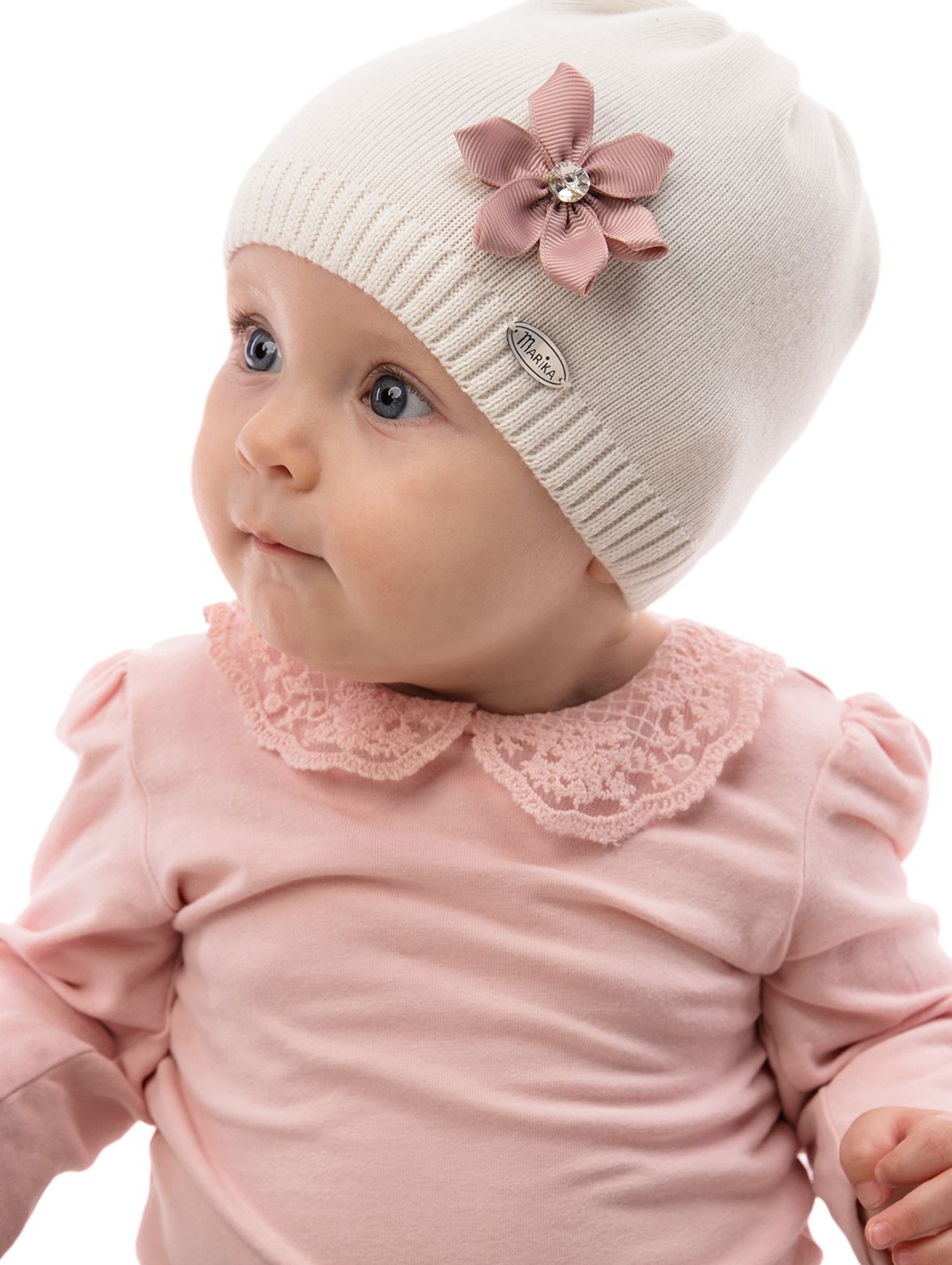 Czapka niemowlęca bawełniana biała ozdobiona różowym kwiatkiem