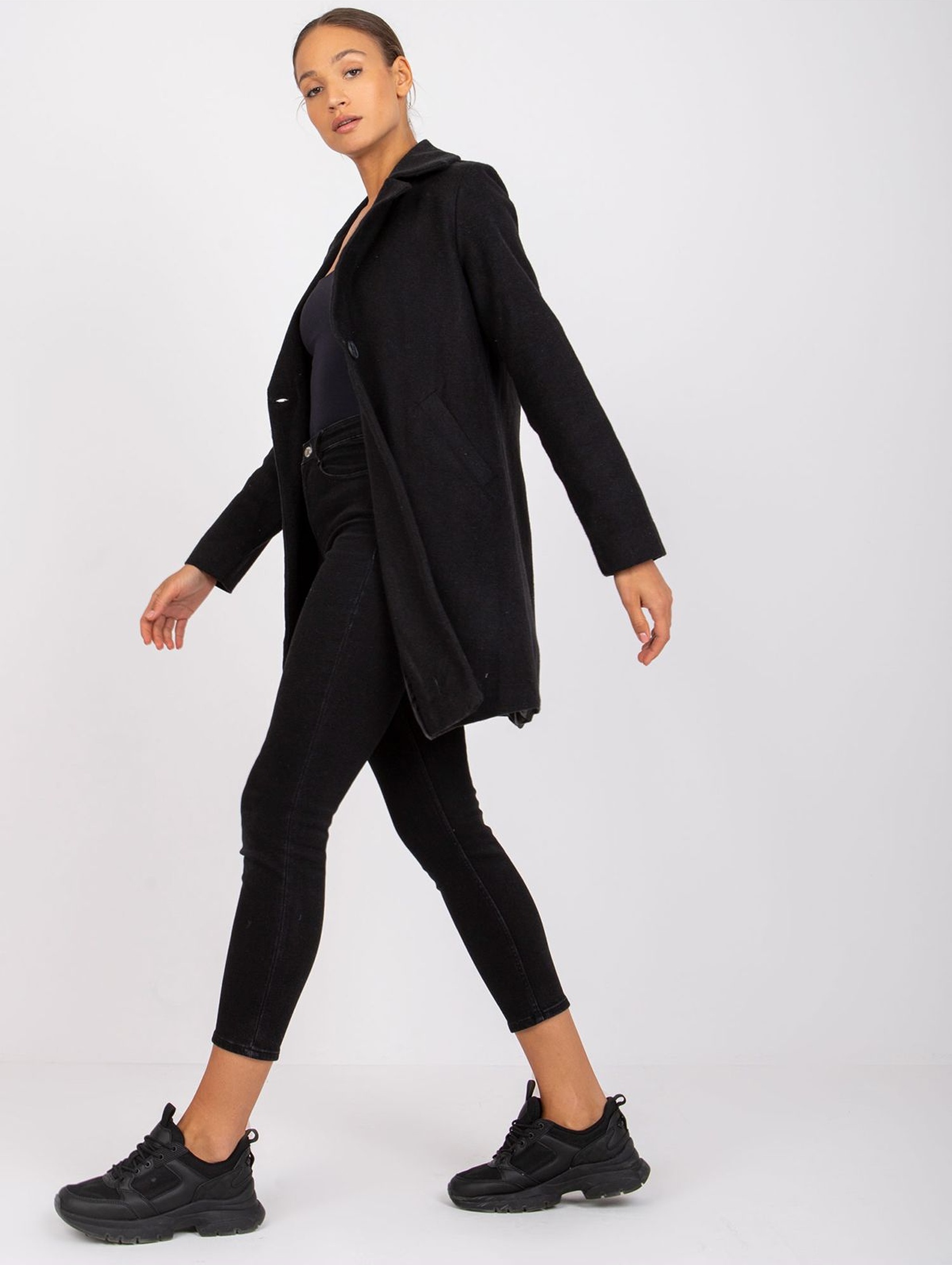 Krótki elegancki płaszcz damski - czarny