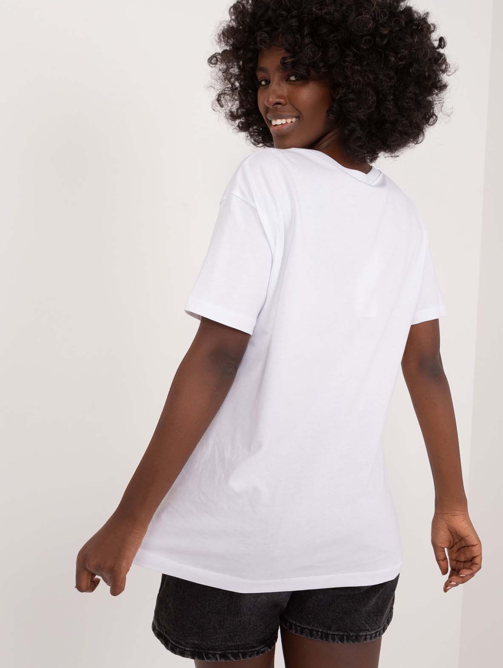 Biały t-shirt damski bawełniany z aplikacjami i nadrukiem