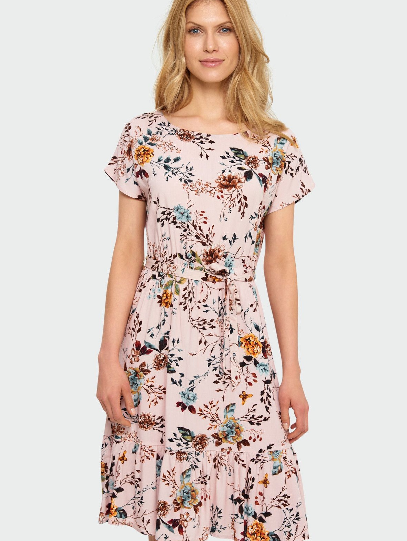 Wiskozowa sukienka z kwiatowym nadrukiem podkreślona talia różowa