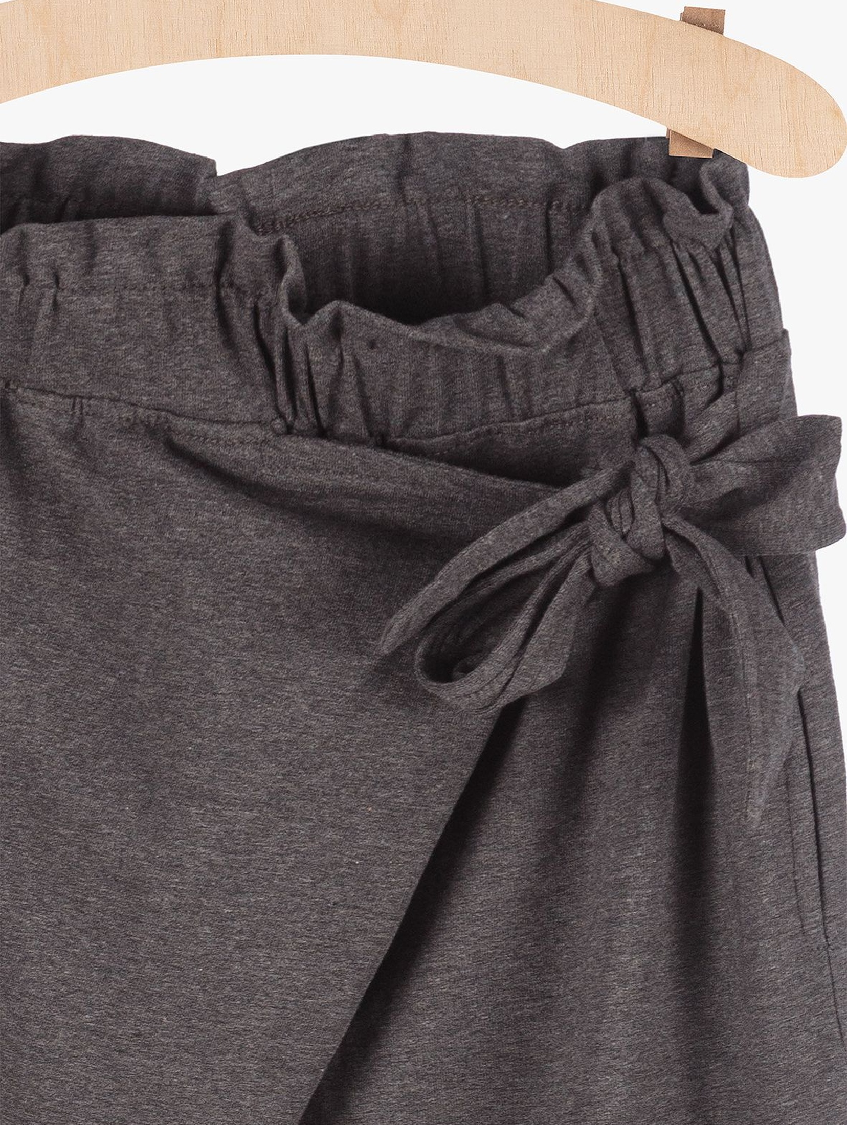 Spodnie dziewczęce - szare z ozdobnym wiązaniem