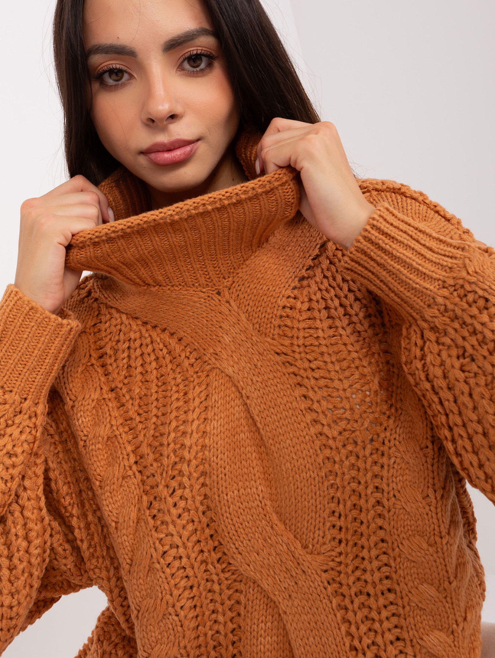 Jasnobrązowy damski sweter oversize z warkoczami
