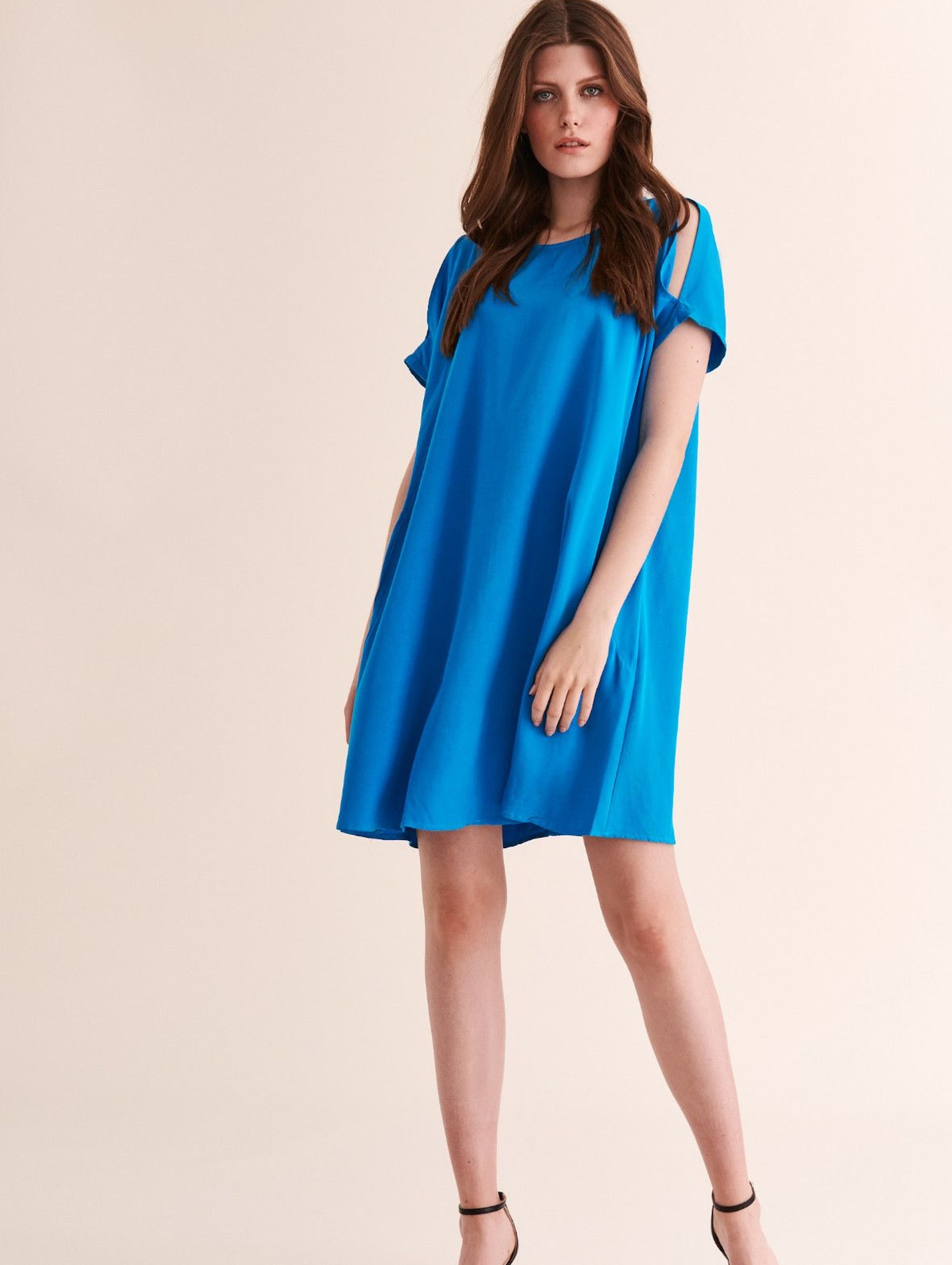 Sukienka niebieska luźna z wycięciami na ramionach