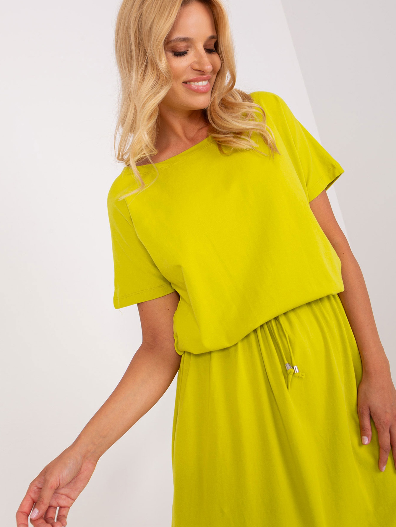 Limonkowa maxi sukienka damska basic z kieszeniami