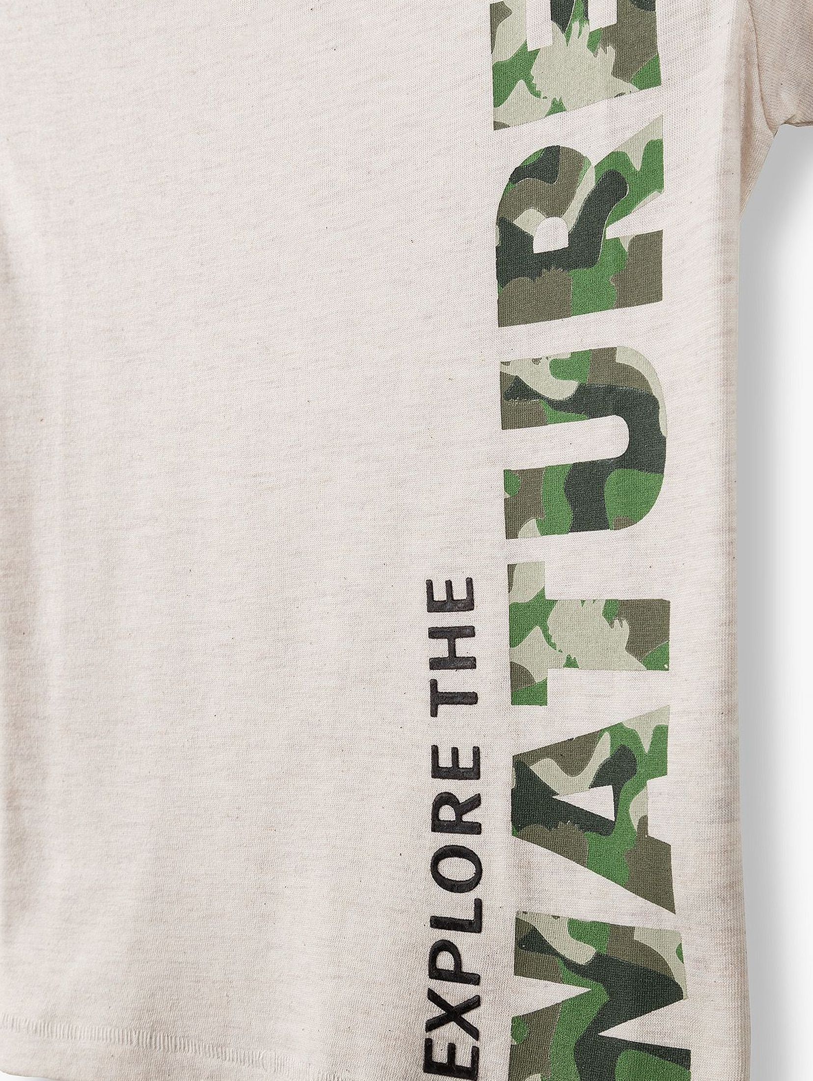 T-shirt chłopięcy w kolorze beżowym z napisem moro Nature
