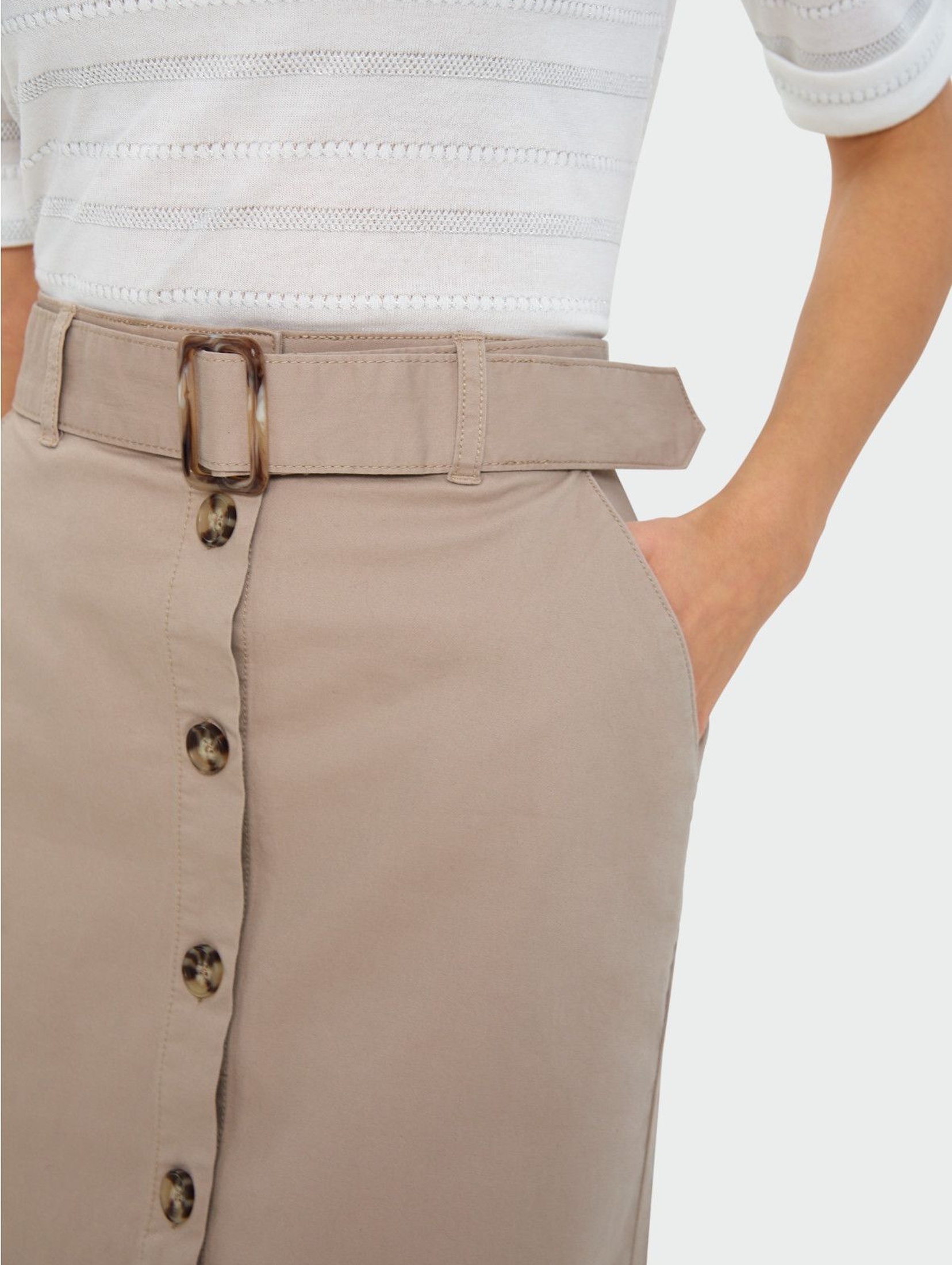 Beżowa spódnica ołówkowa z guzikami i paskiem
