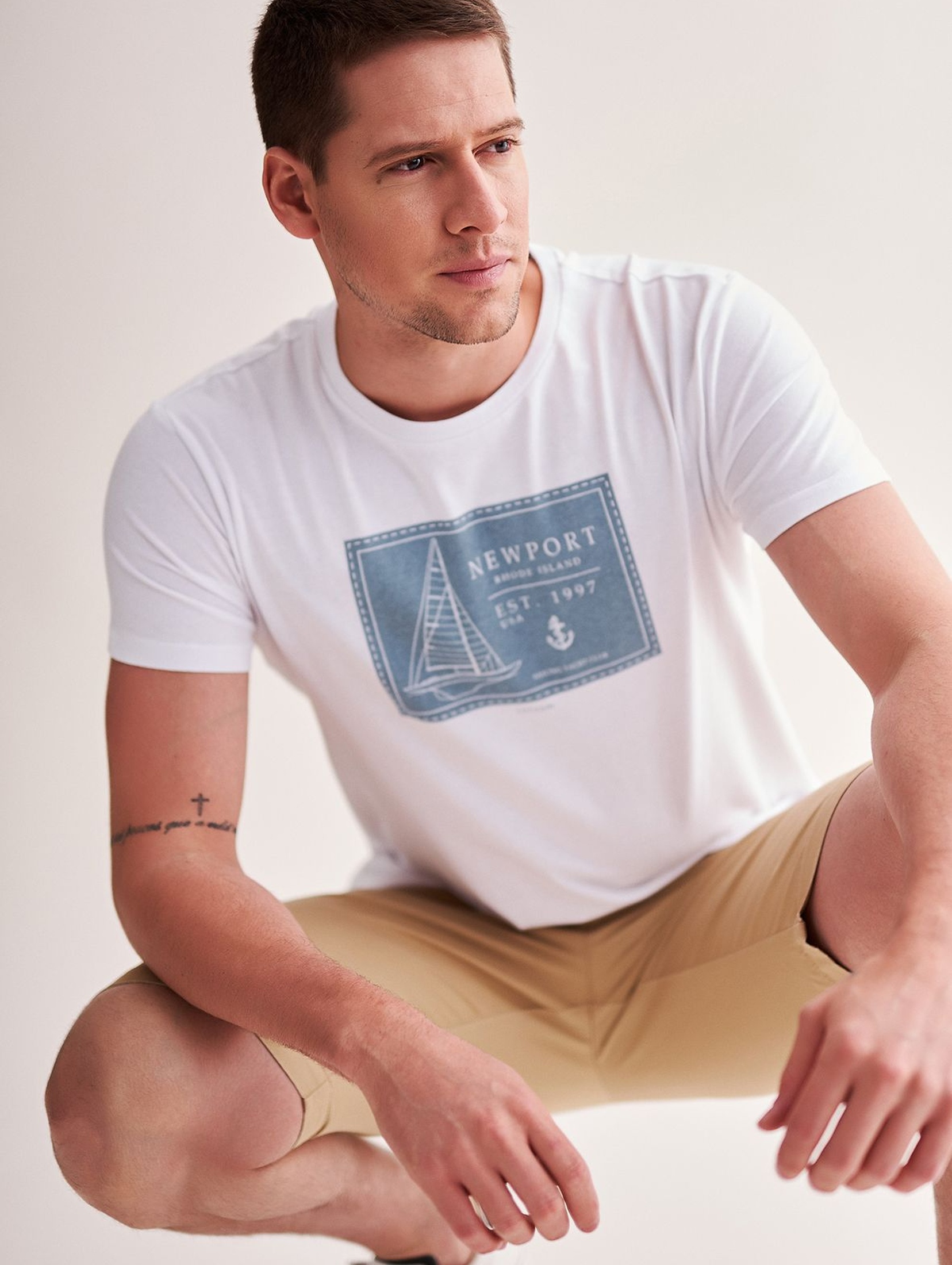 Bawełniany t-shirt męski z morskim motywem - biały