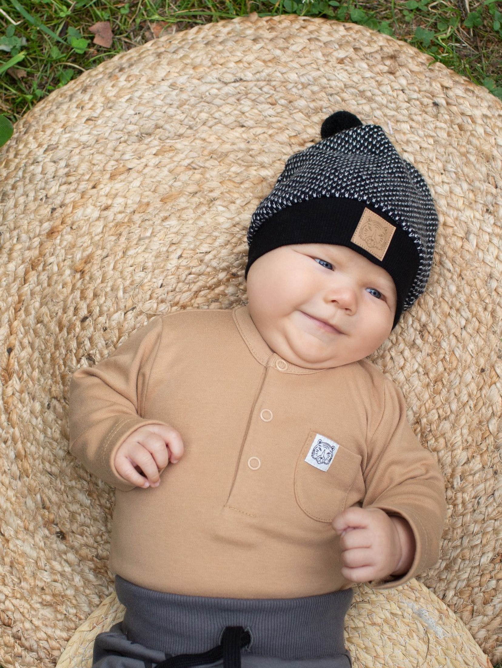 Bawełniana czapka niemowlęca  z pomponem - czarna