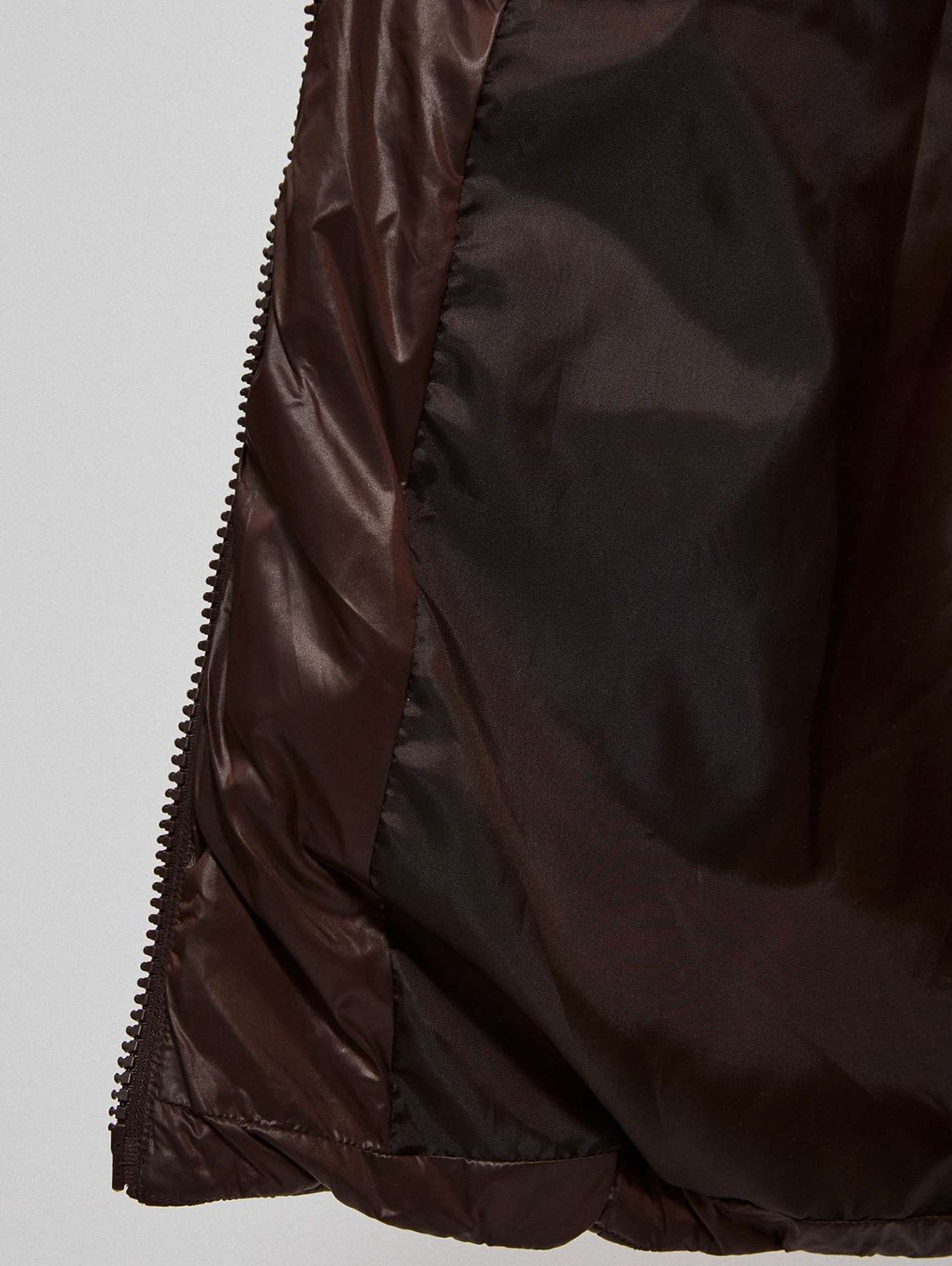 Damska kurtka brązowa pikowana z odpinanym kapturem