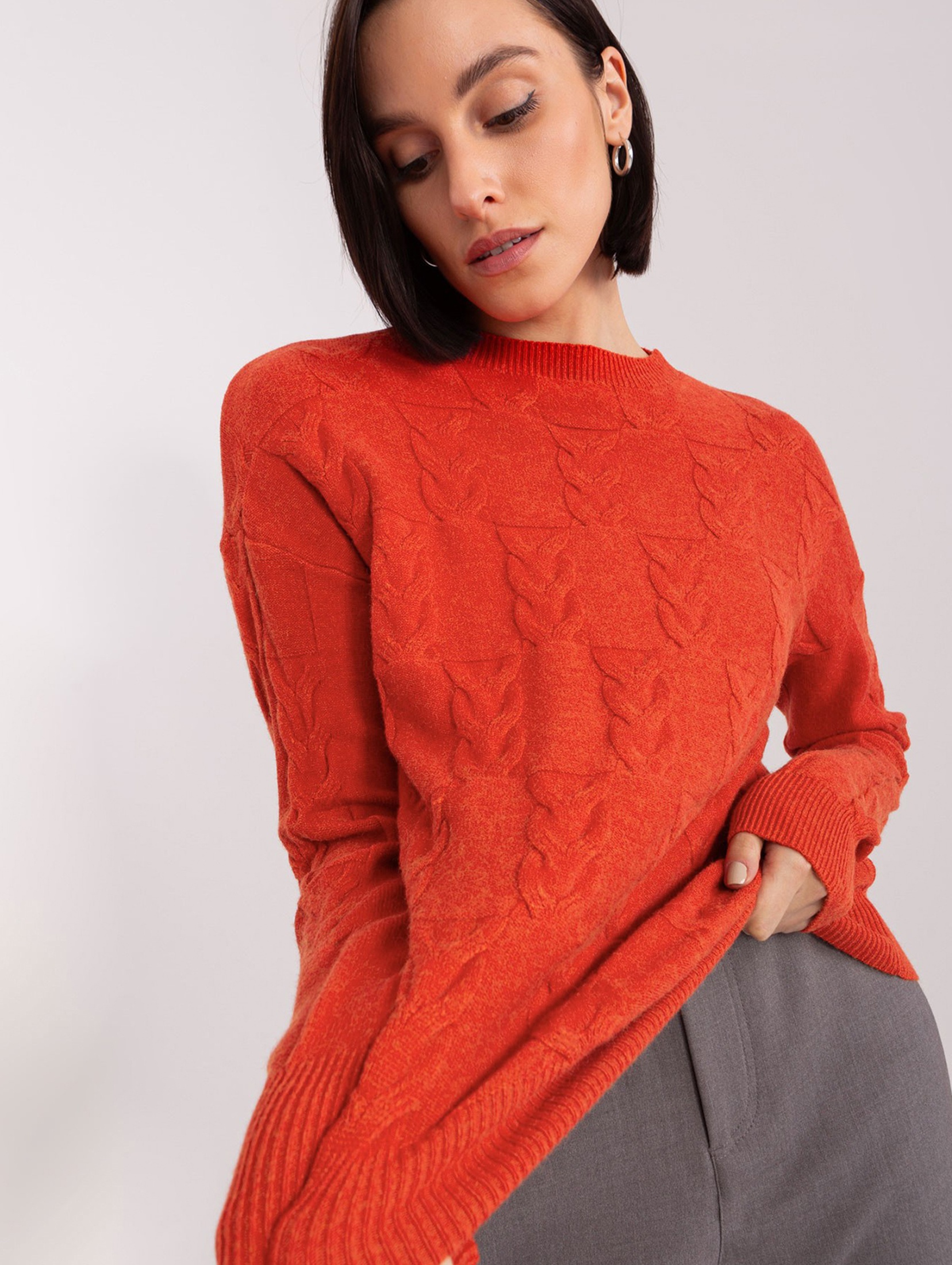 Sweter damski z warkoczami i długim rękawem ciemny pomarańczowy