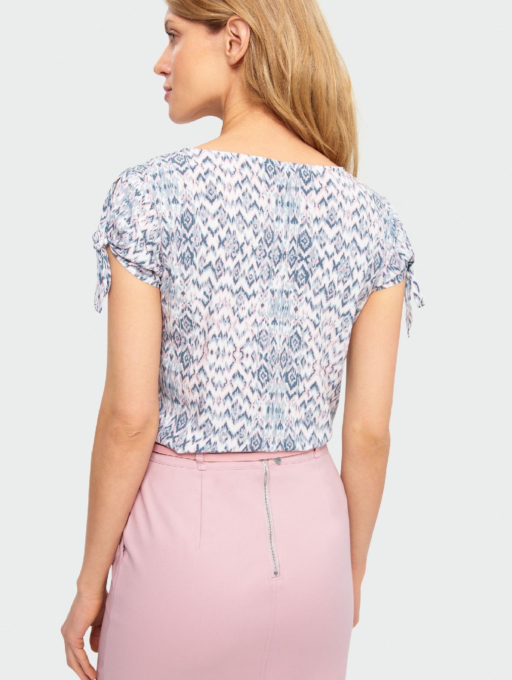 Wiskozowa bluzka damska z ozdobnym wiązaniem na rękawie- pastelowe kolory
