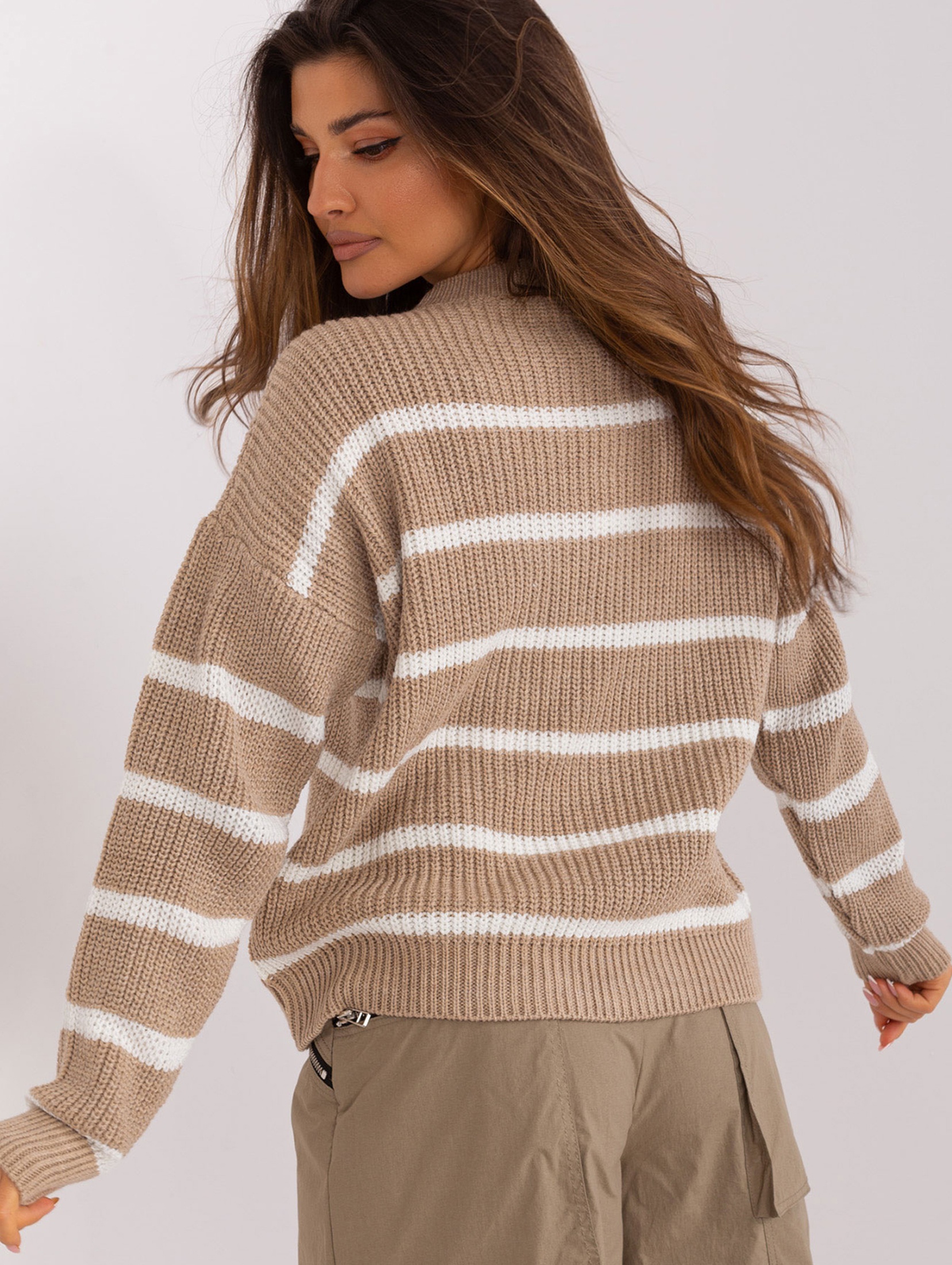 Ciemnobeżowy sweter damski oversize z długim rękawem