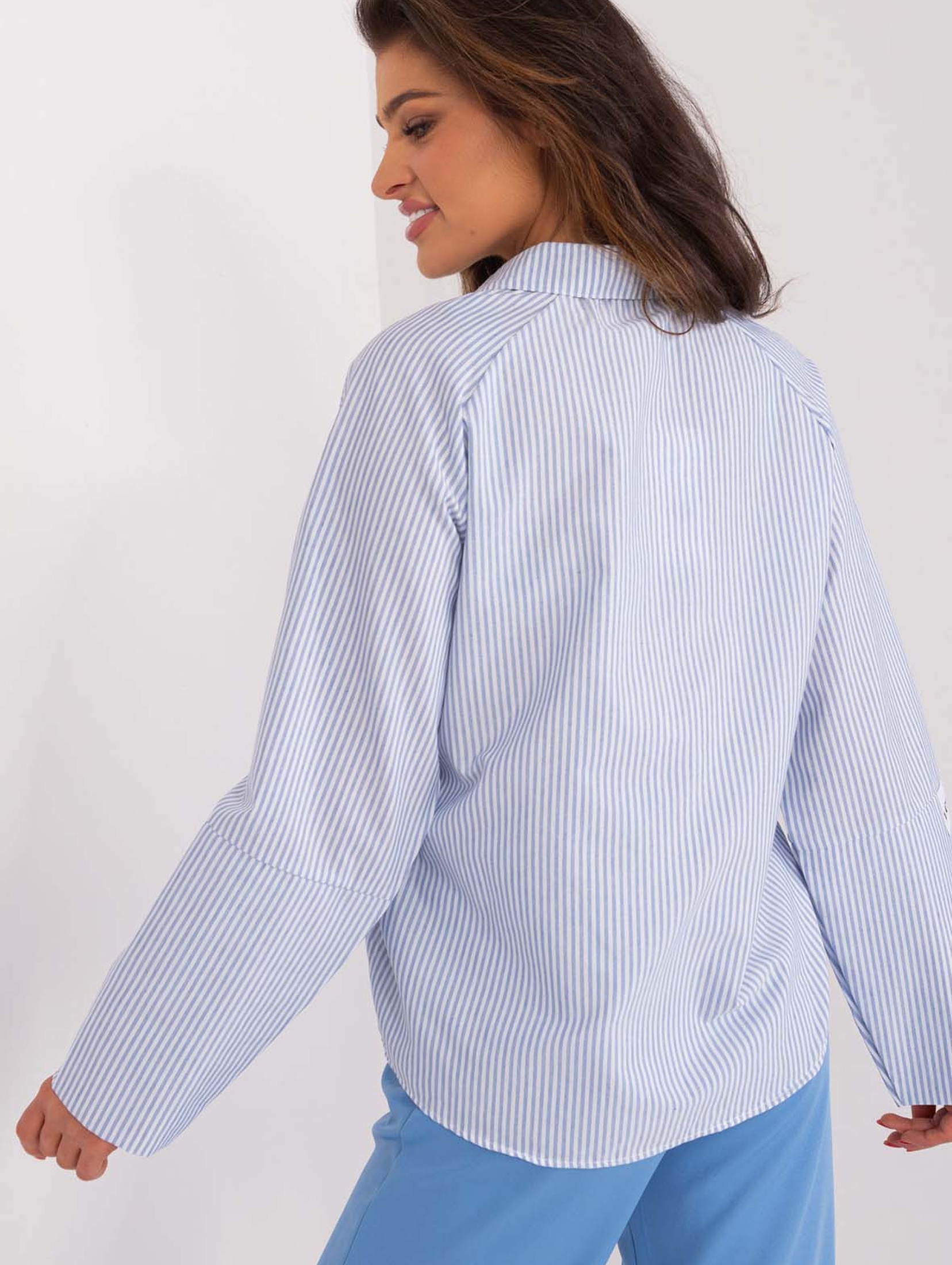 Jasnoniebiesko-biała casualowa koszula damska w paski