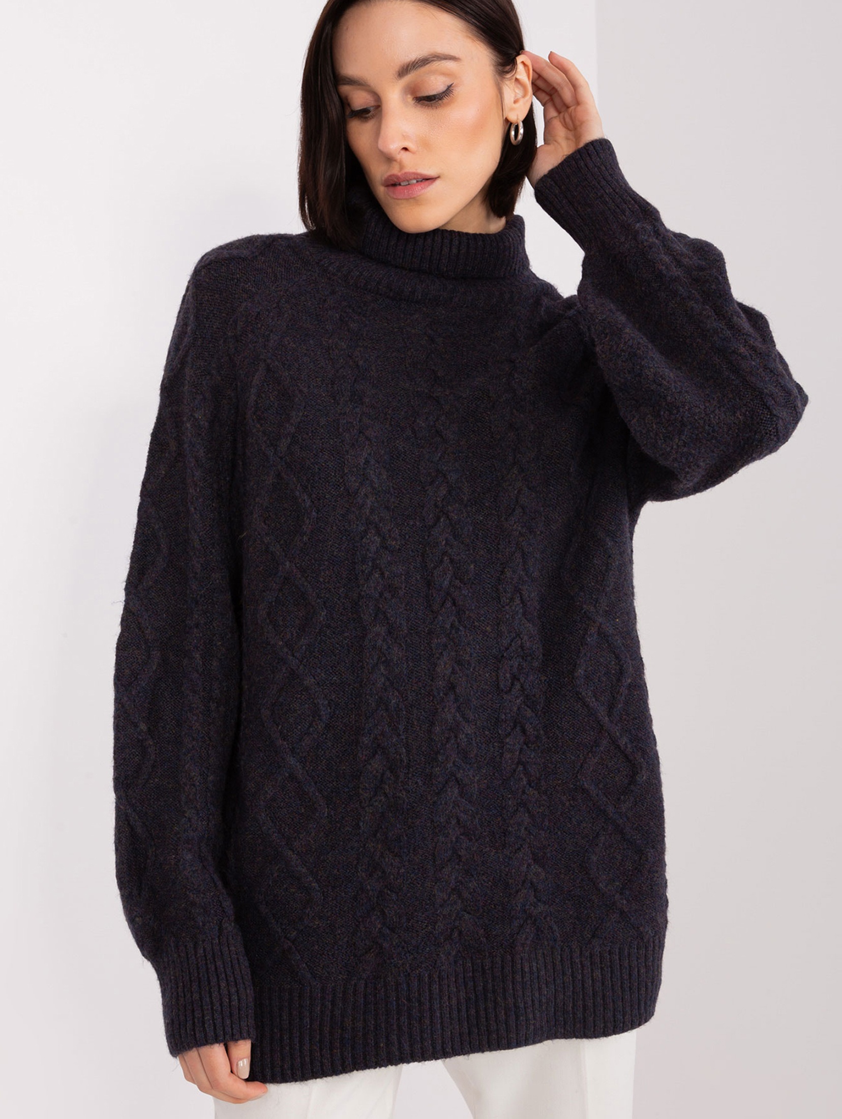 Damski sweter z warkoczami czarny