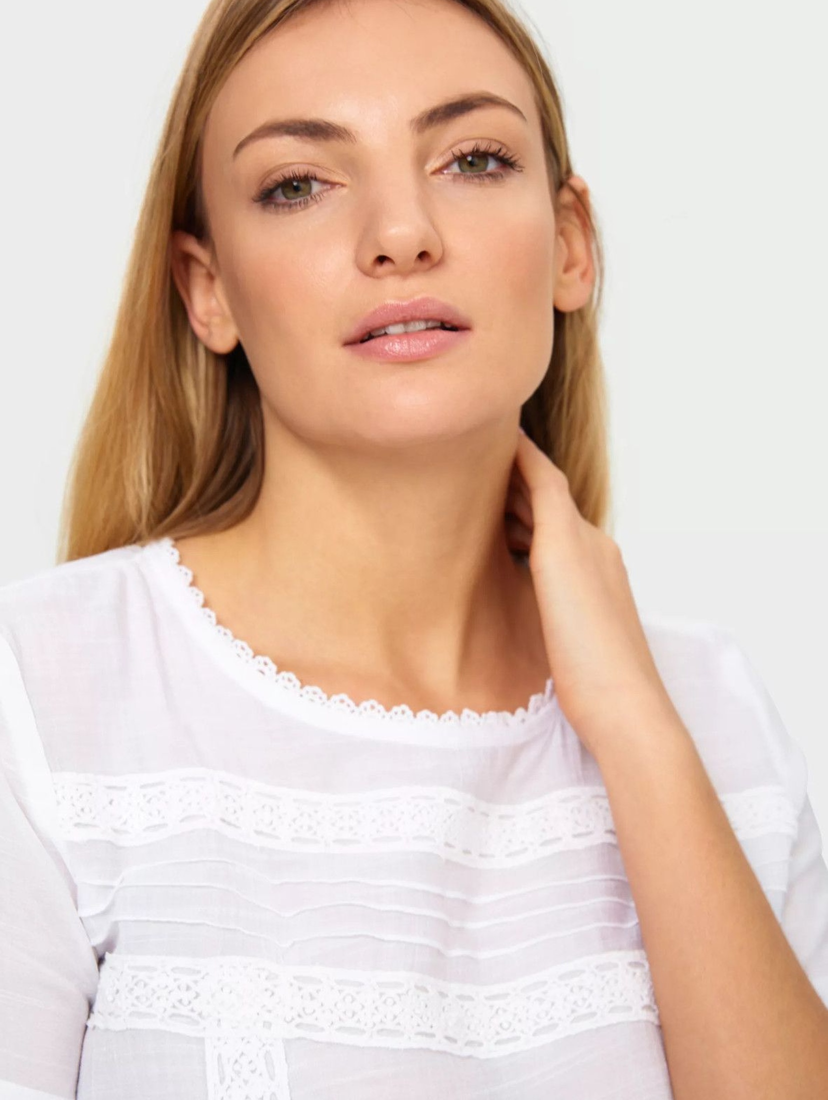 Elegancka bluzka damska z koronkowymi aplikacjami- biała