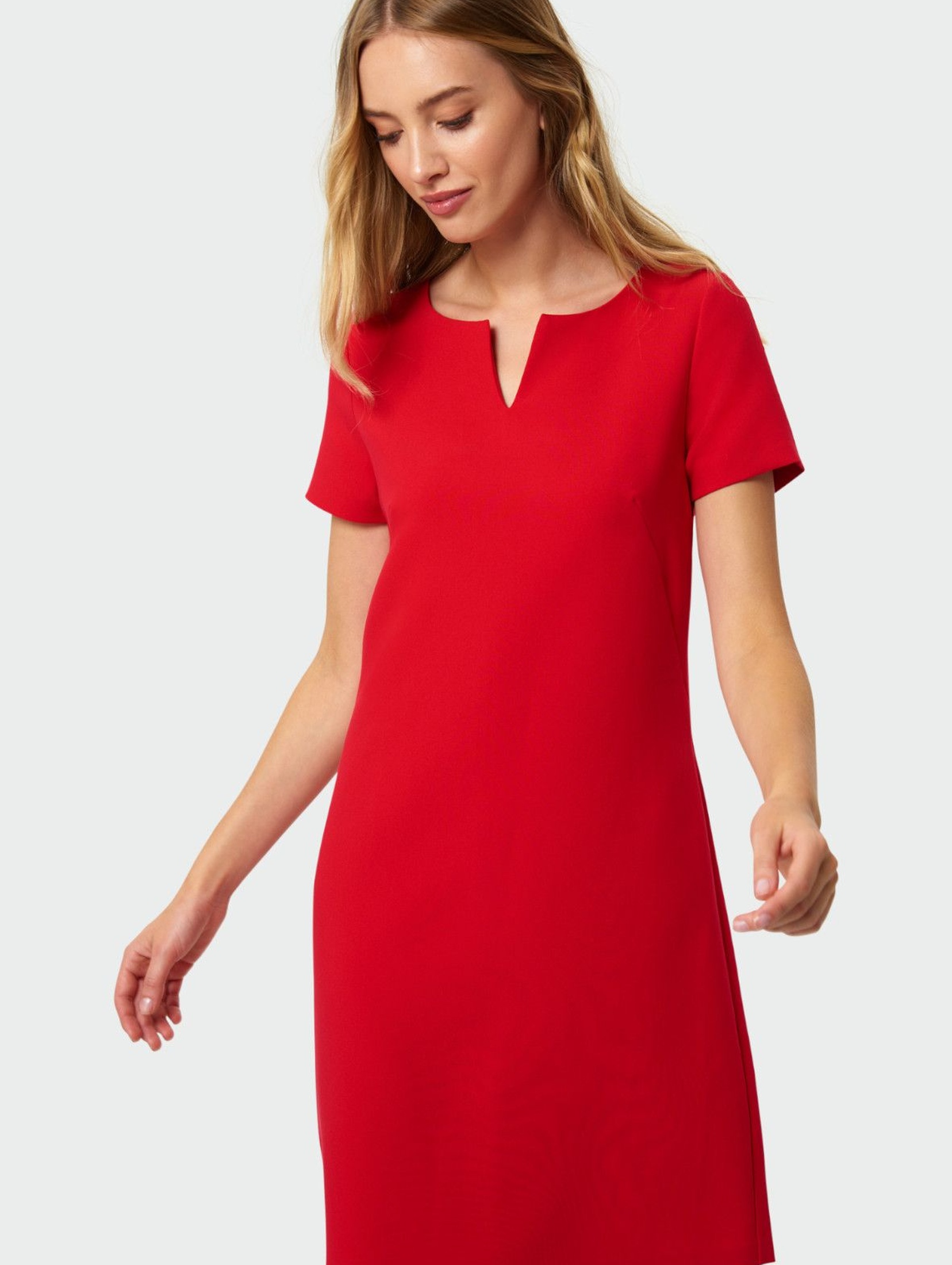 Sukienka o prostym kroju dekoracyjne rozcięcie przy dekolcie czerwona