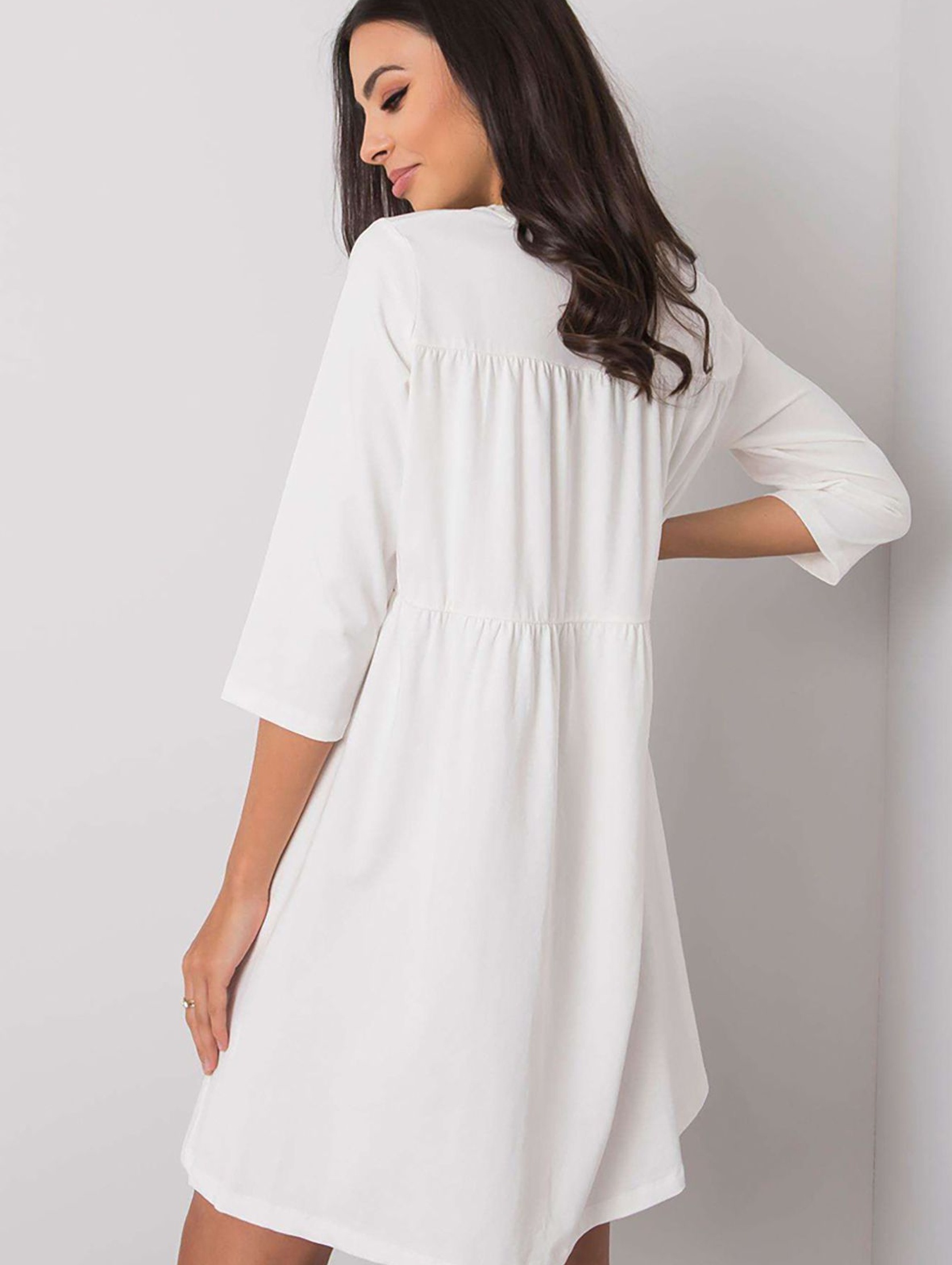 Biała luźna sukienka