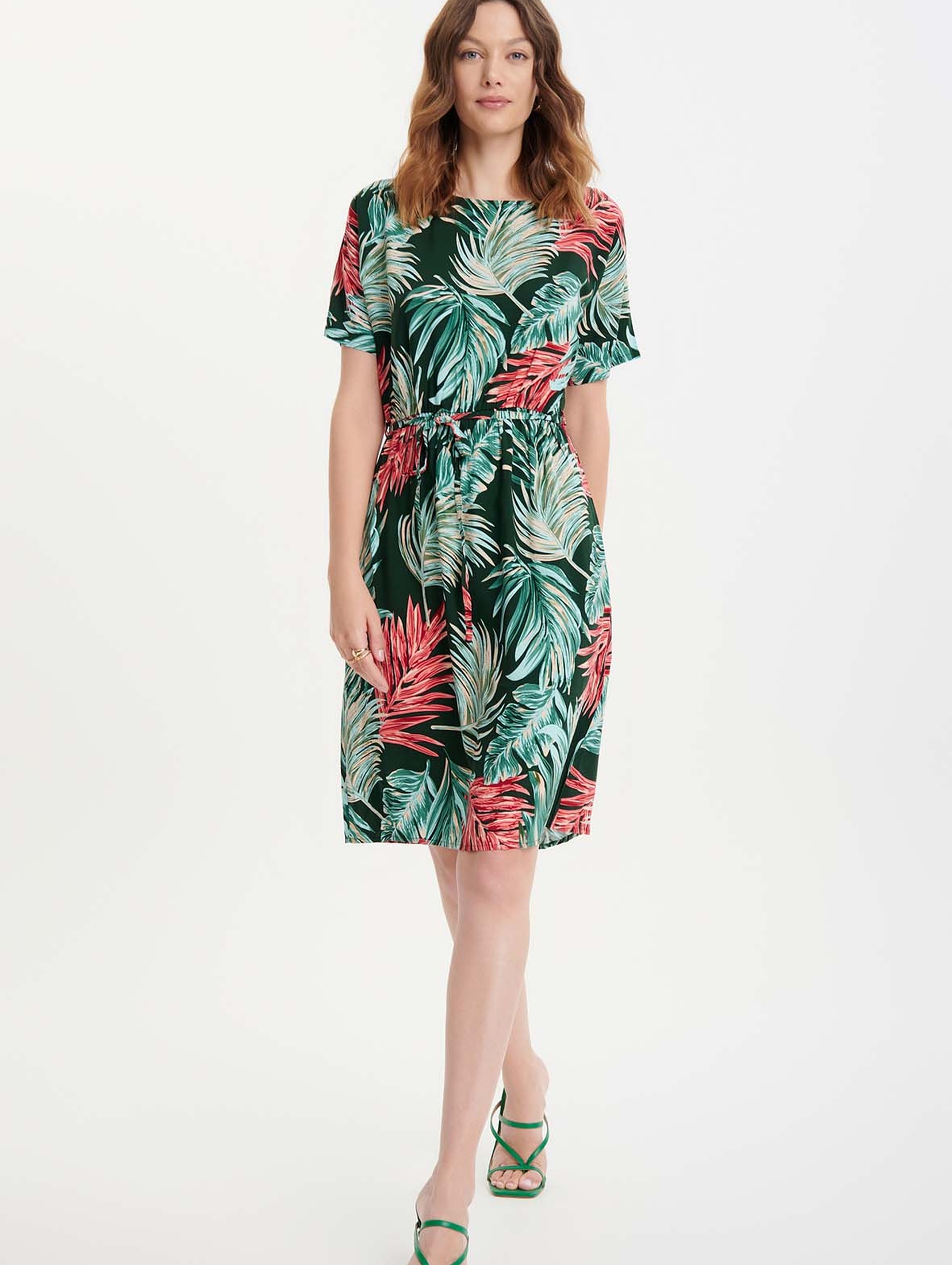 Damska sukienka krótka wielokolorowa z nadrukiem tropic