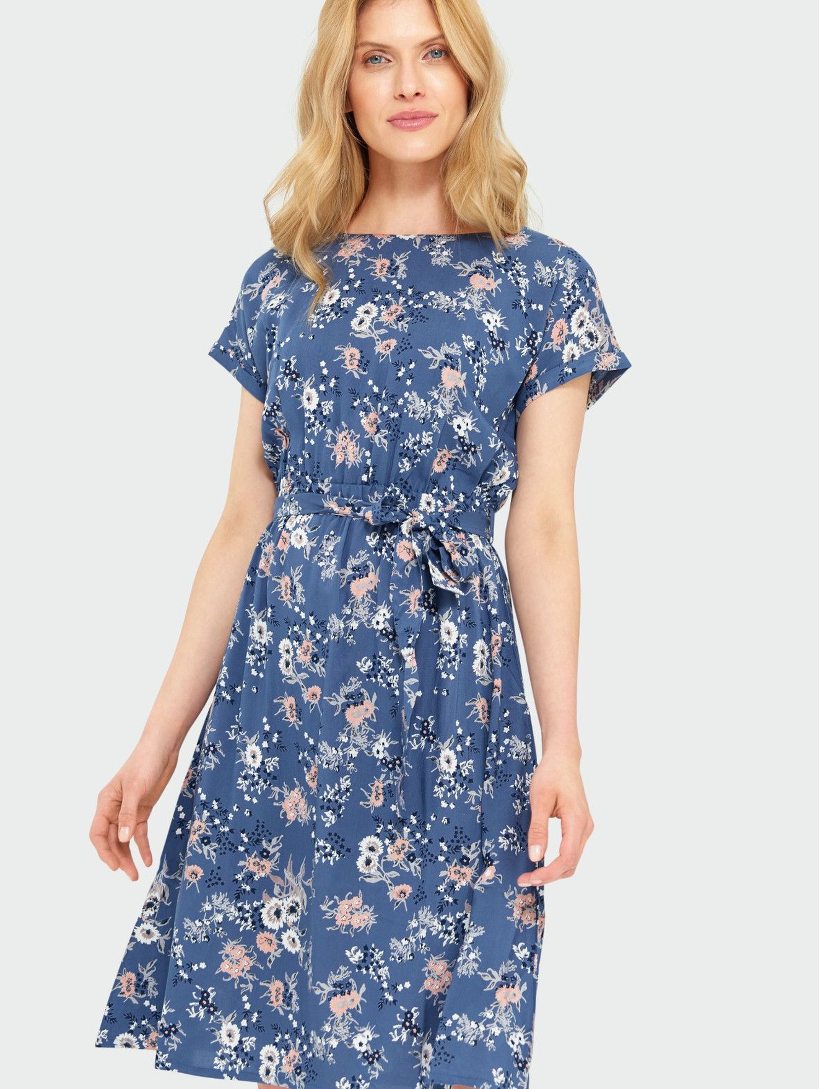 Luźna wiskozowa sukienka z kwiatowym nadrukiem pasek w talii niebieska