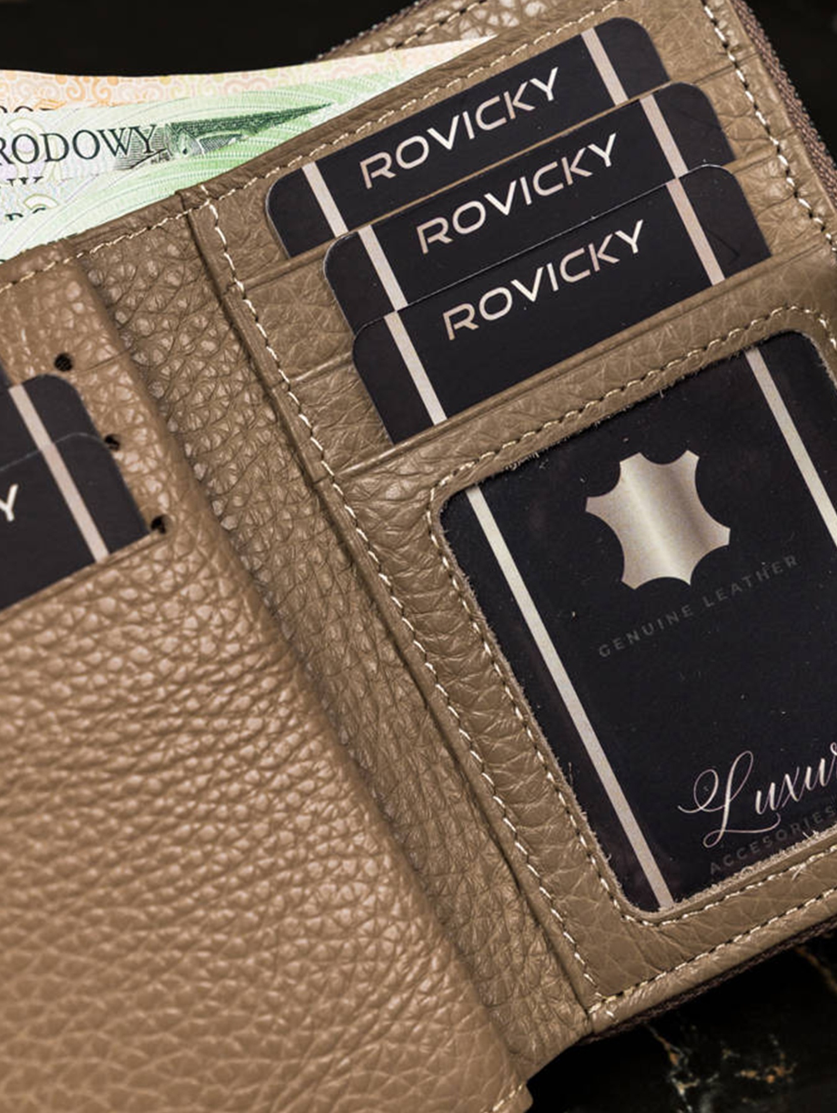 Skórzany portfel damski z systemem RFID Protect, zapinany zatrzaskiem — Lorenti