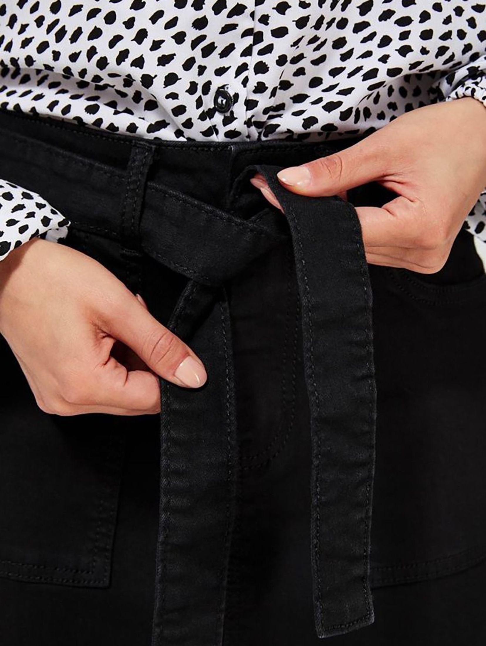 Jeansowa spódnica damska z ozdobnym paskiem - czarna