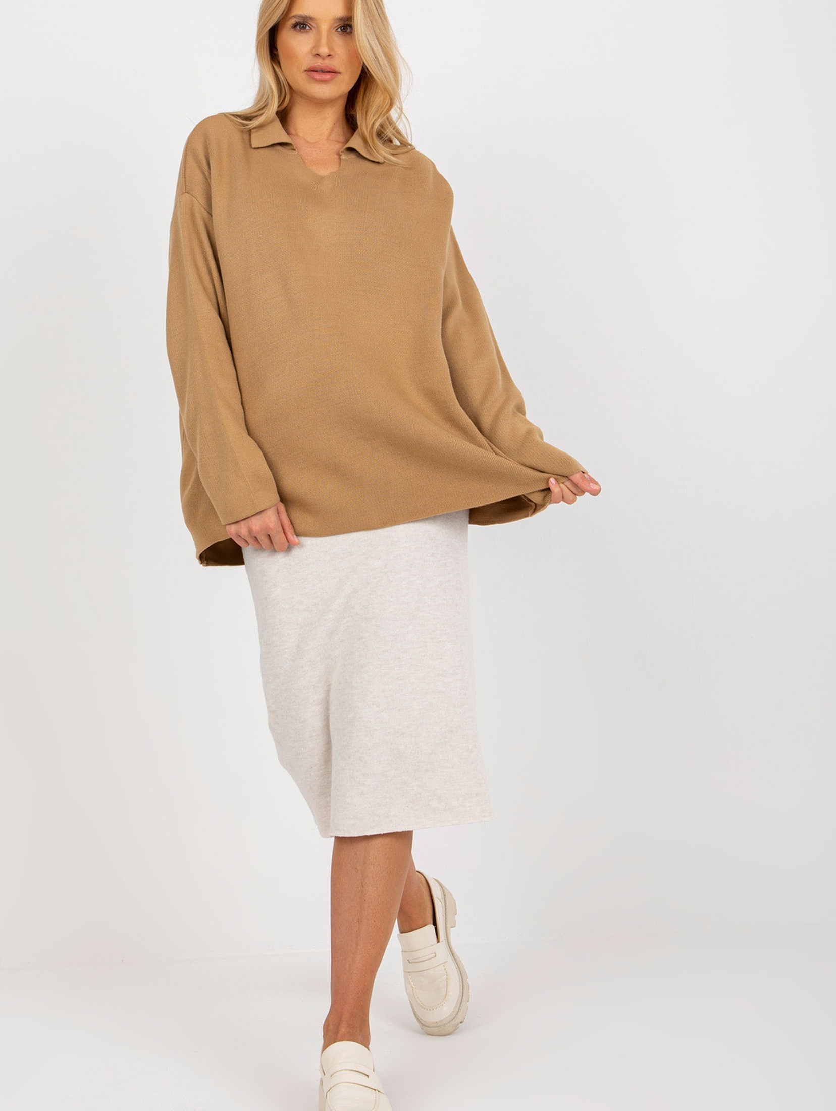 Camelowy
damski sweter oversize z
kołnierzykiem RUE PARIS