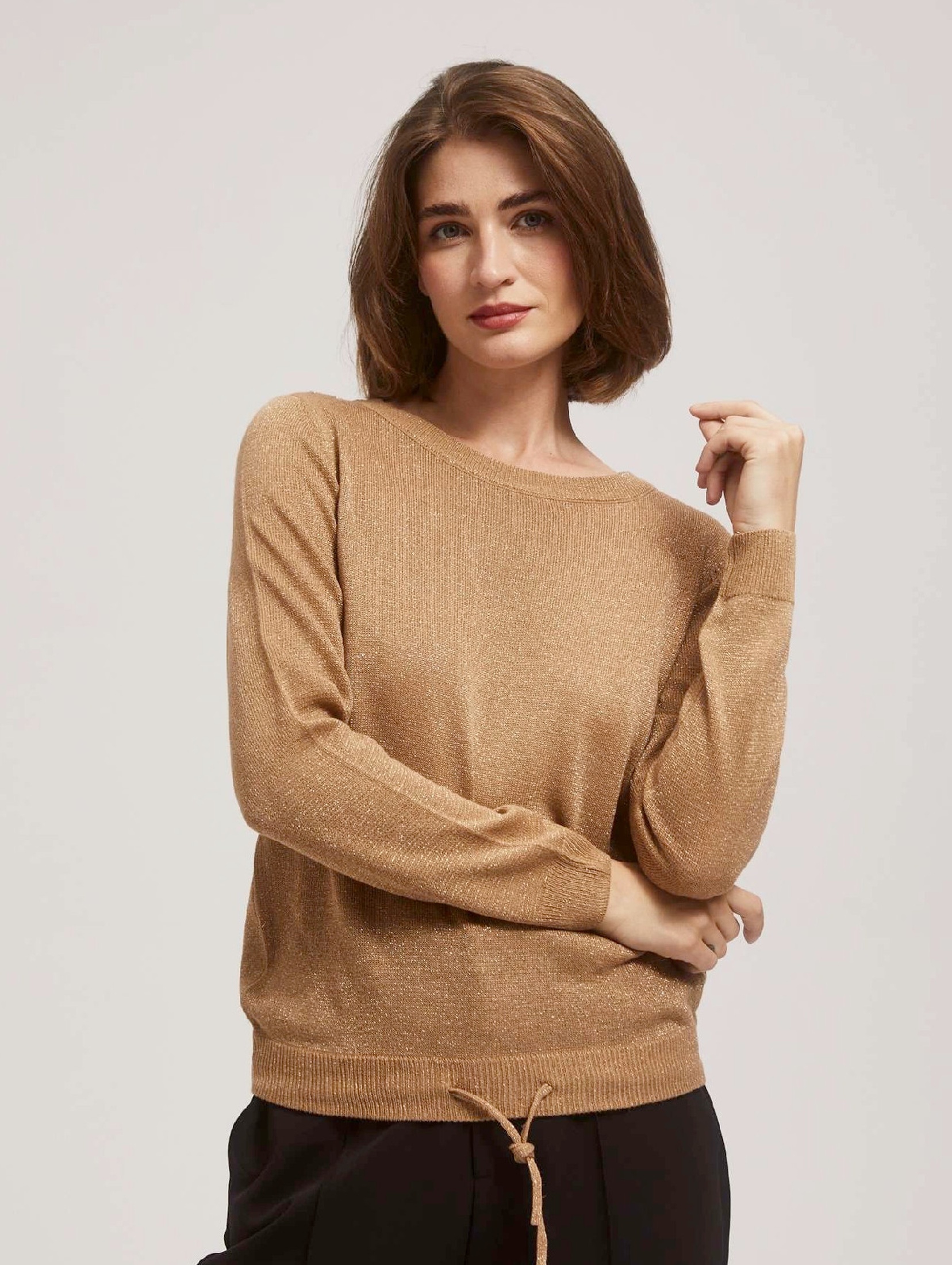 Beżowy damski sweter z wiązaniem i metaliczną nitką