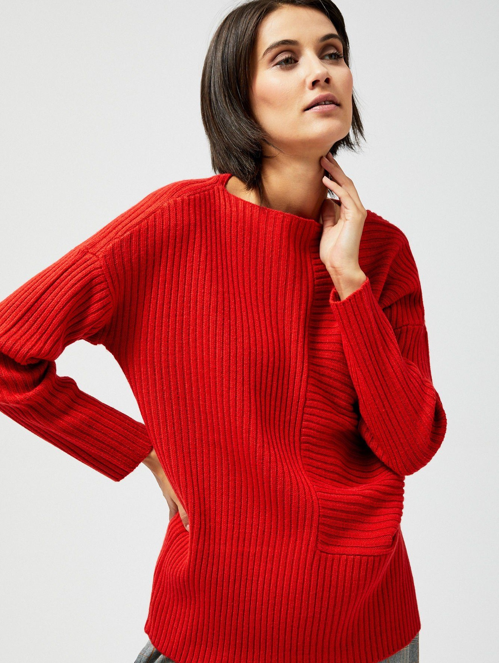 Czerwony sweter damski- luźny krój