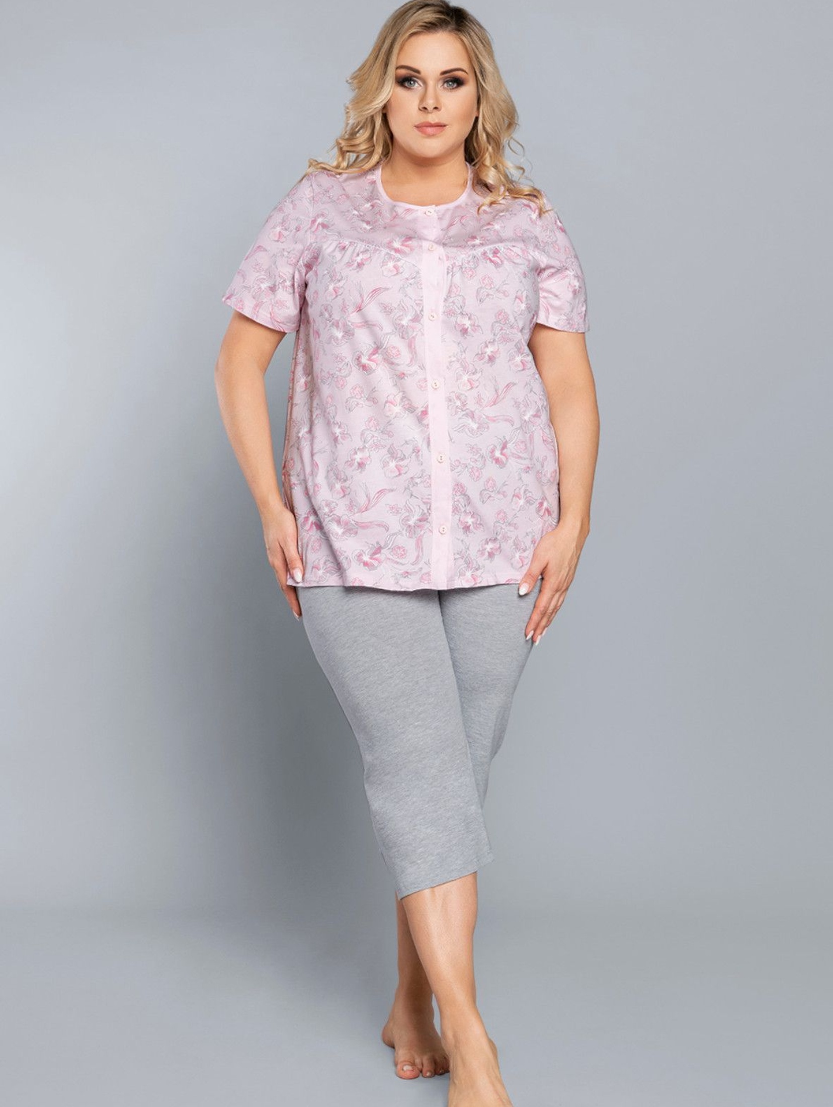 Dwuczęściowa piżama damska- różowa bluzka we wzorki na krótki rękaw + szare spodnie 3/4 nogawka