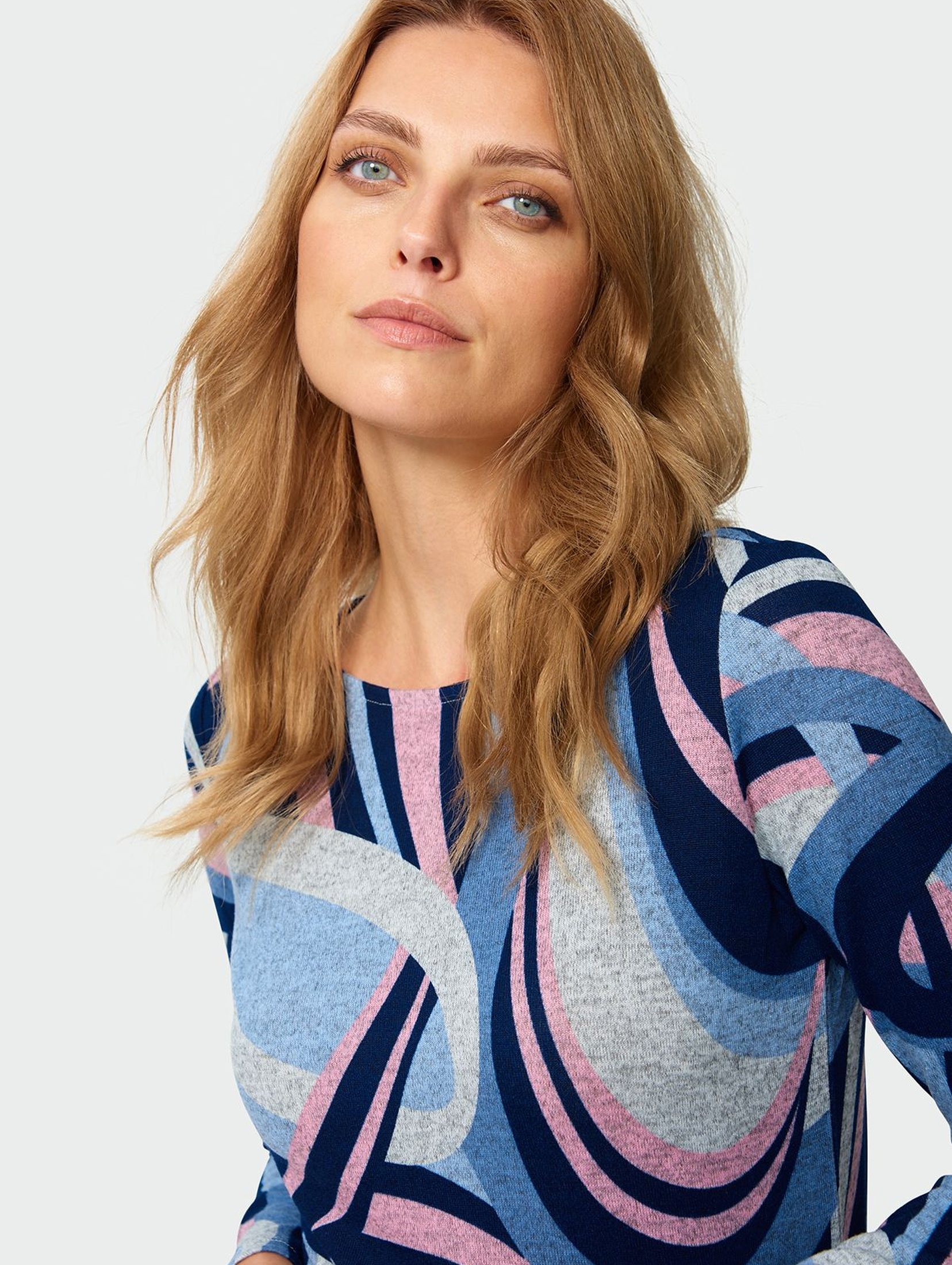 Sweter damski w kolorowe wzorki