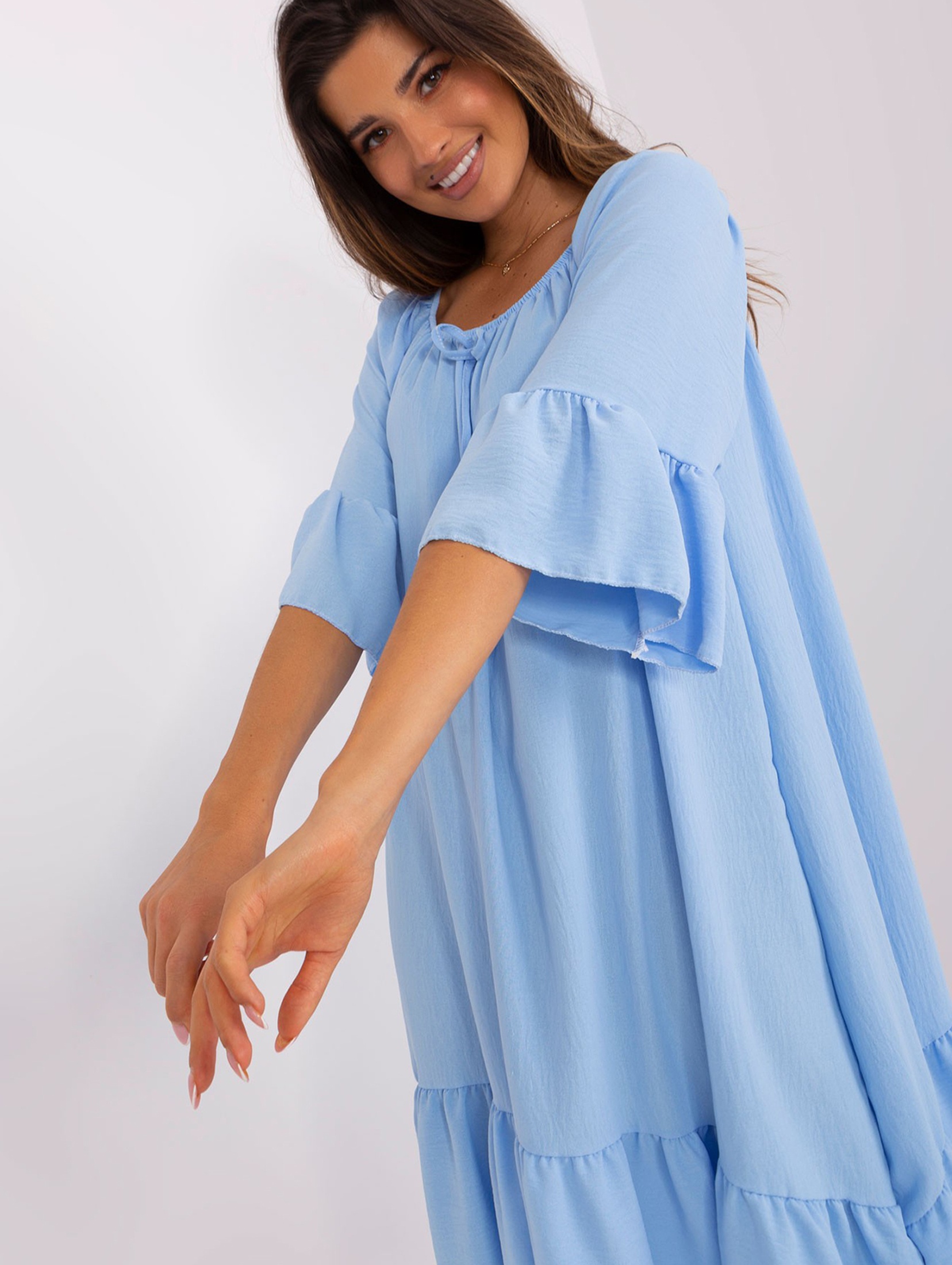 Jasnoniebieska sukienka z falbaną o luźnym kroju