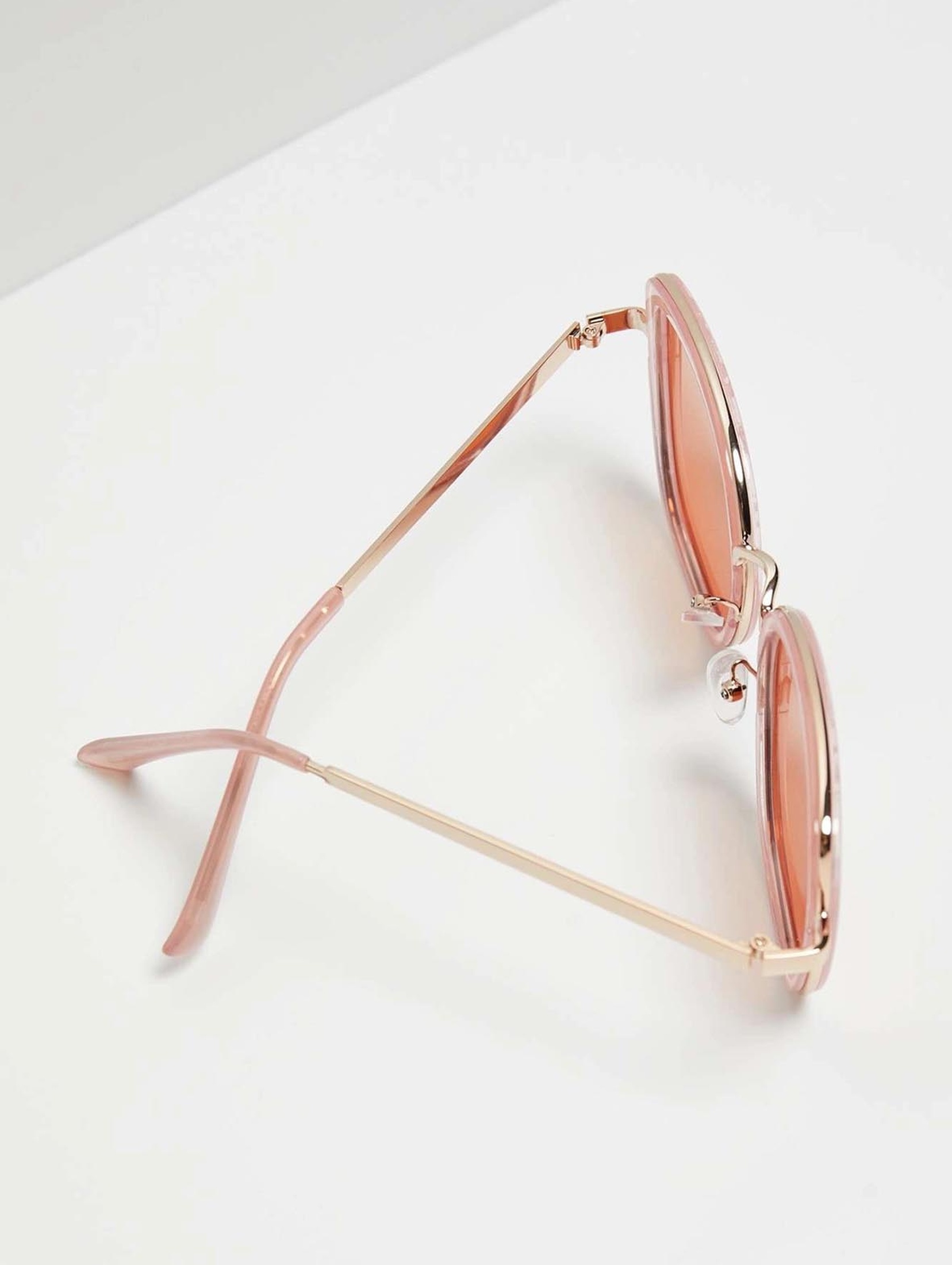Okulary przeciwsłoneczne z metalowymi elementami - różowe