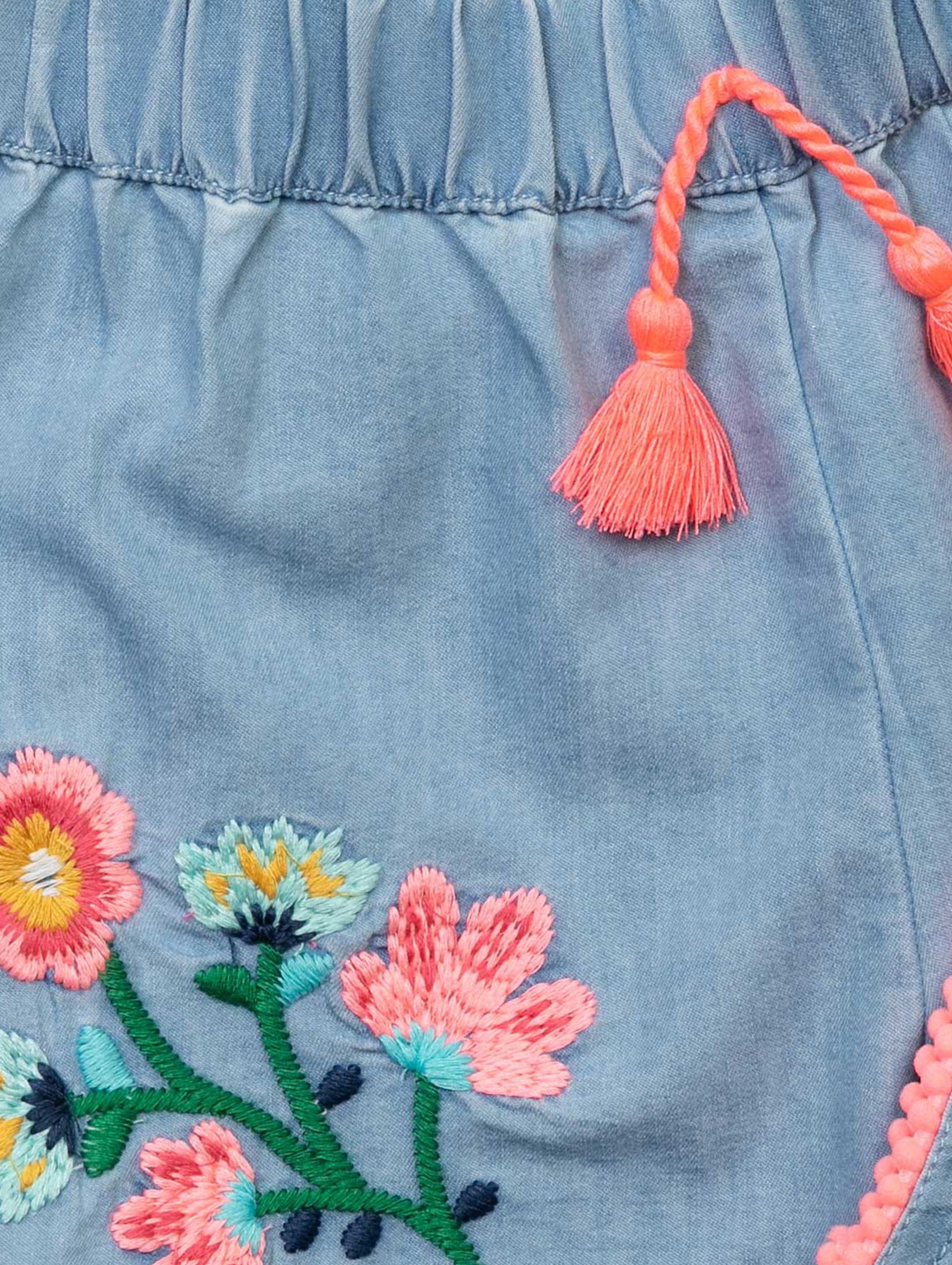 Niebieskie szorty niemowlęce z elastyczną talią oraz kolorowymi kwiatami dla dziewczynki