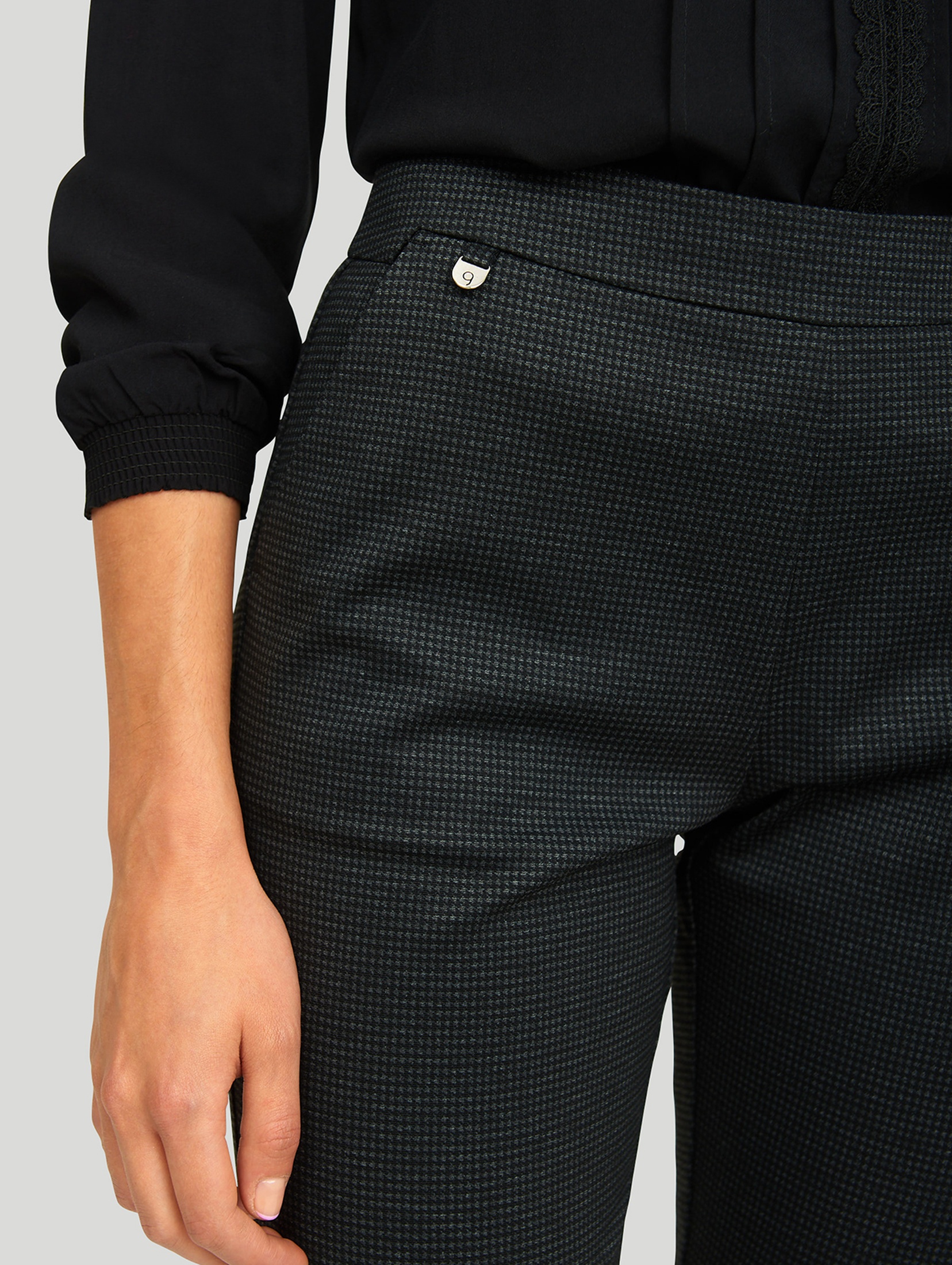 Klasyczne obcisłe spodnie damskie czarne