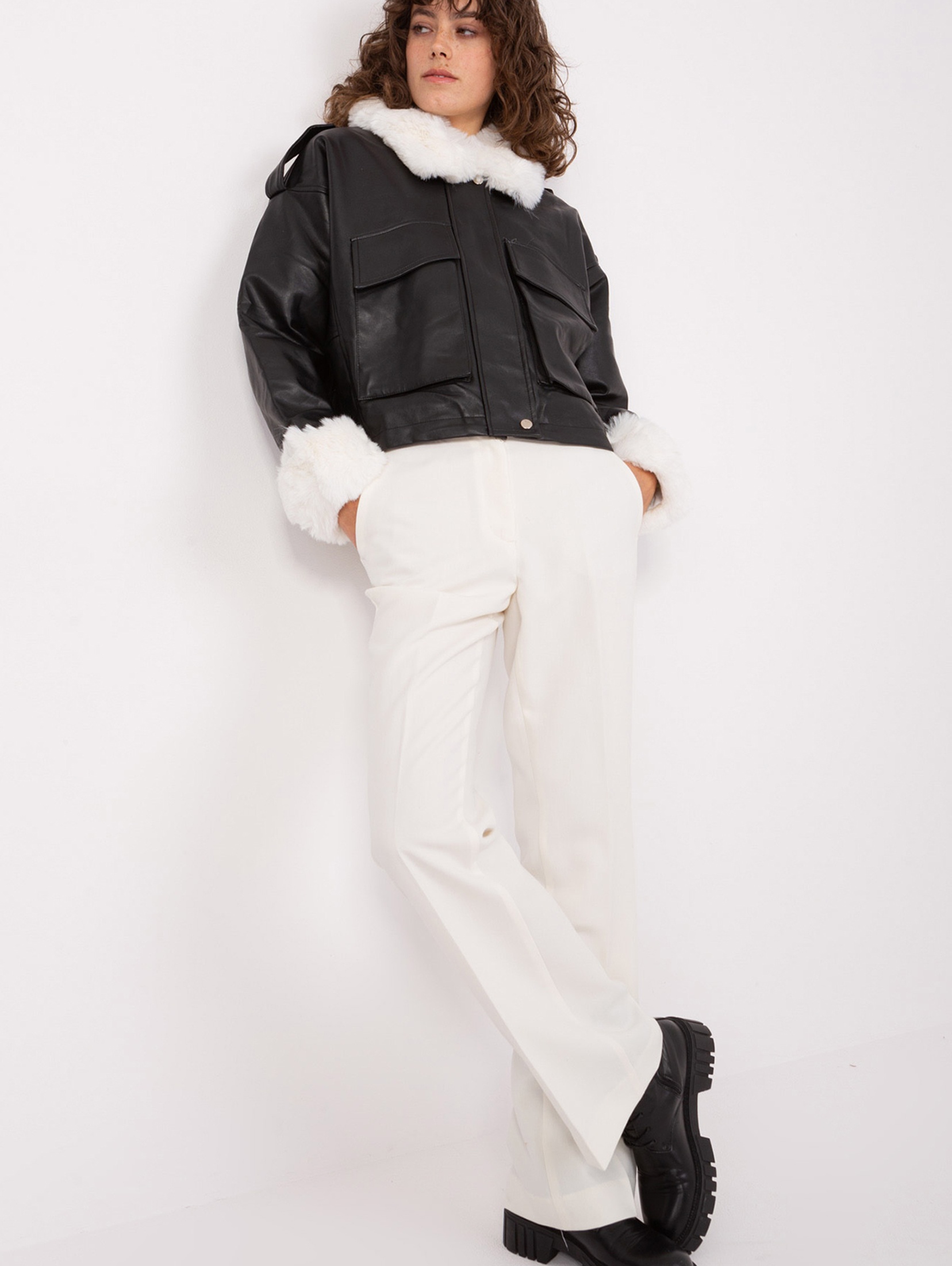 Czarno-biała kurtka zimowa z ozdobnym futerkiem