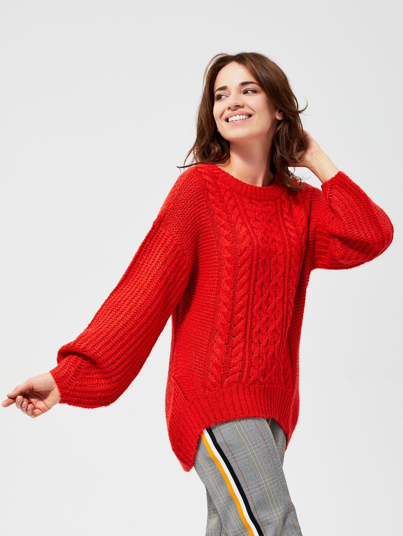 Czerwony sweter damski o wyraźnym splocie