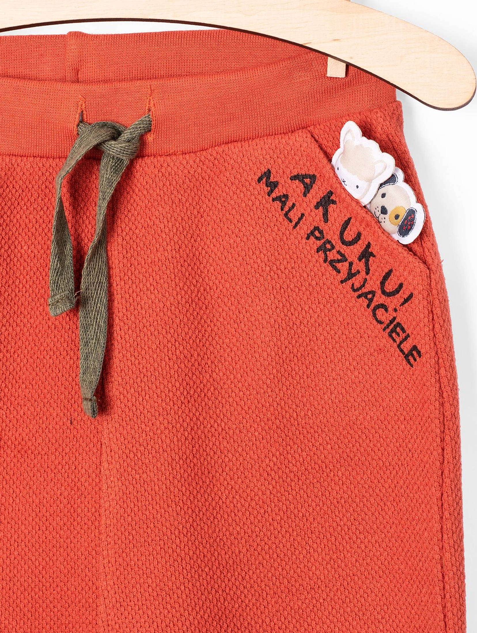 Dresowe spodnie dla niemowlaka- ozdobna kieszeń z aplikacją 3D
