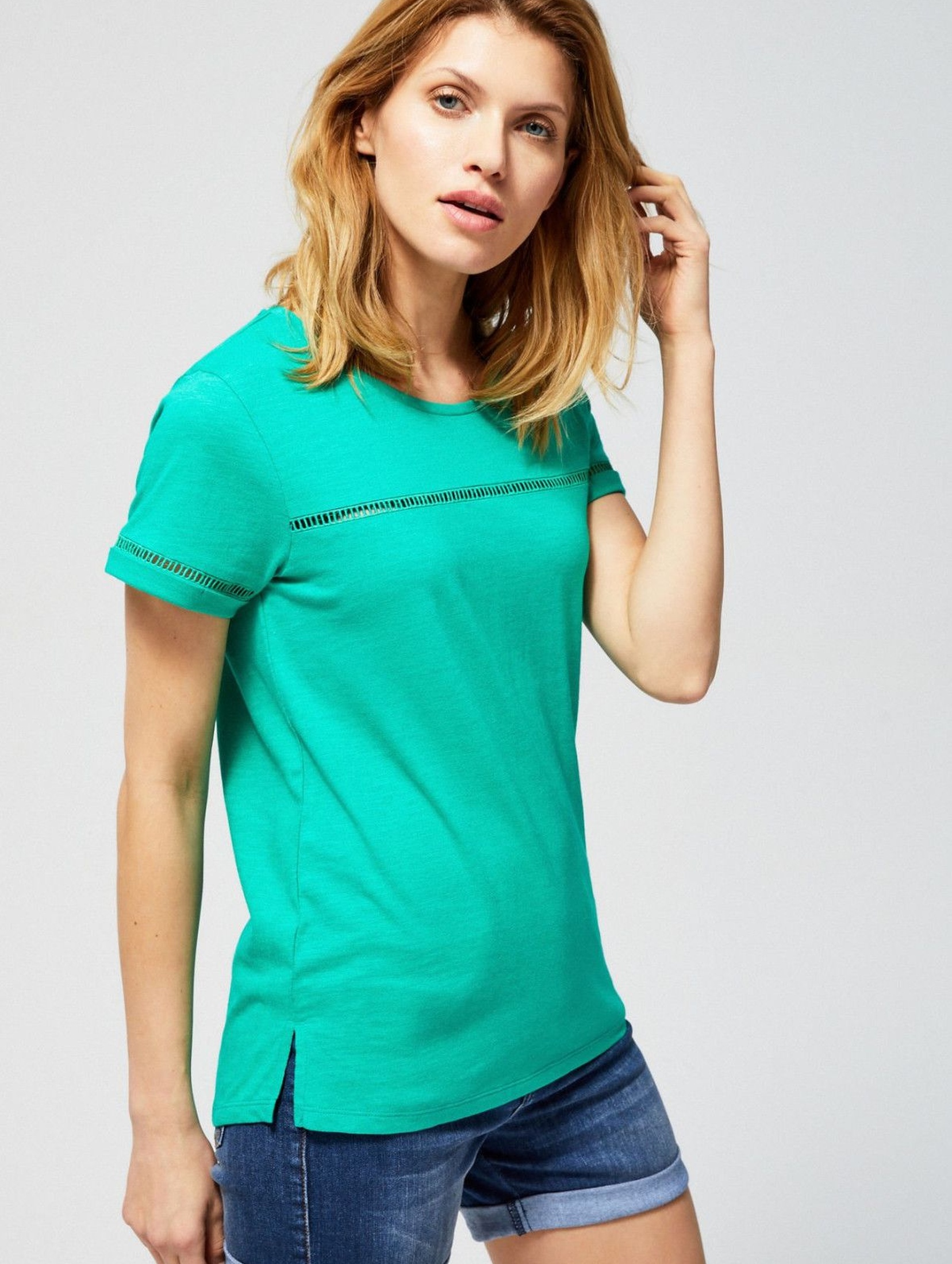 T-shirt damski bawełniany z ażurowymi zdobieniami- zielony