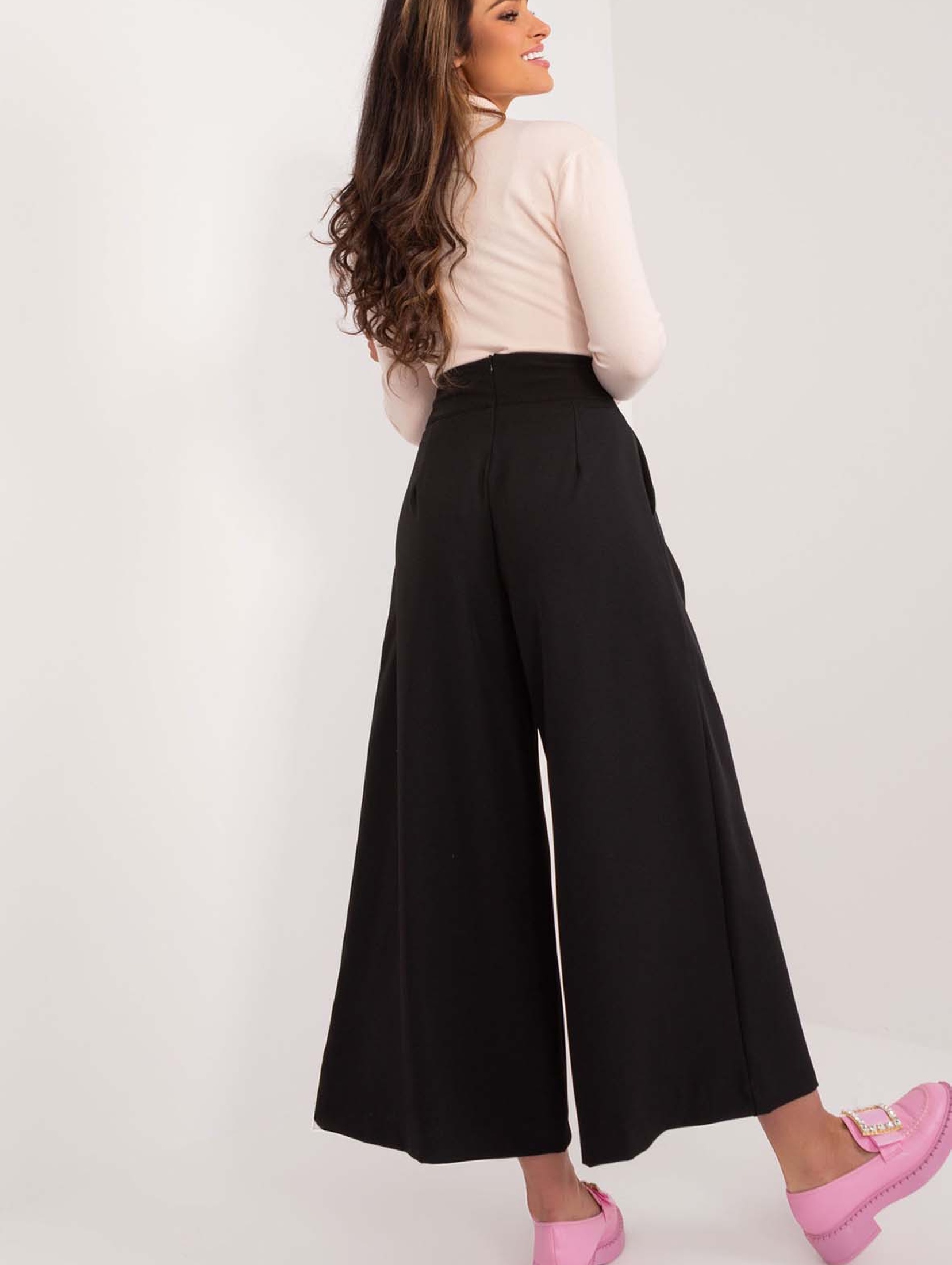 Czarne eleganckie spodnie damskie typu culotte