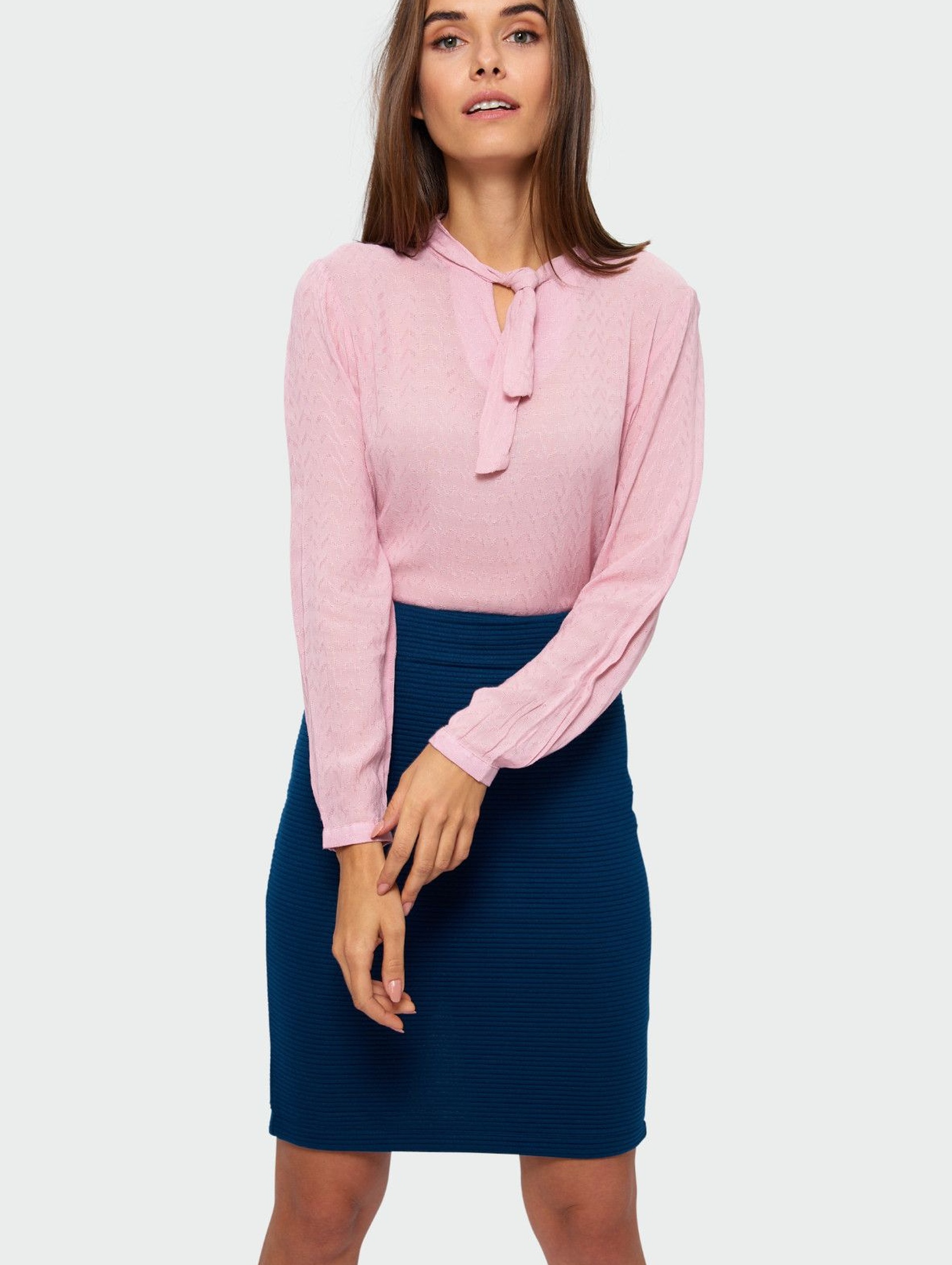 Elegancka bluzka z ozdobnym wiązaniem - różowa