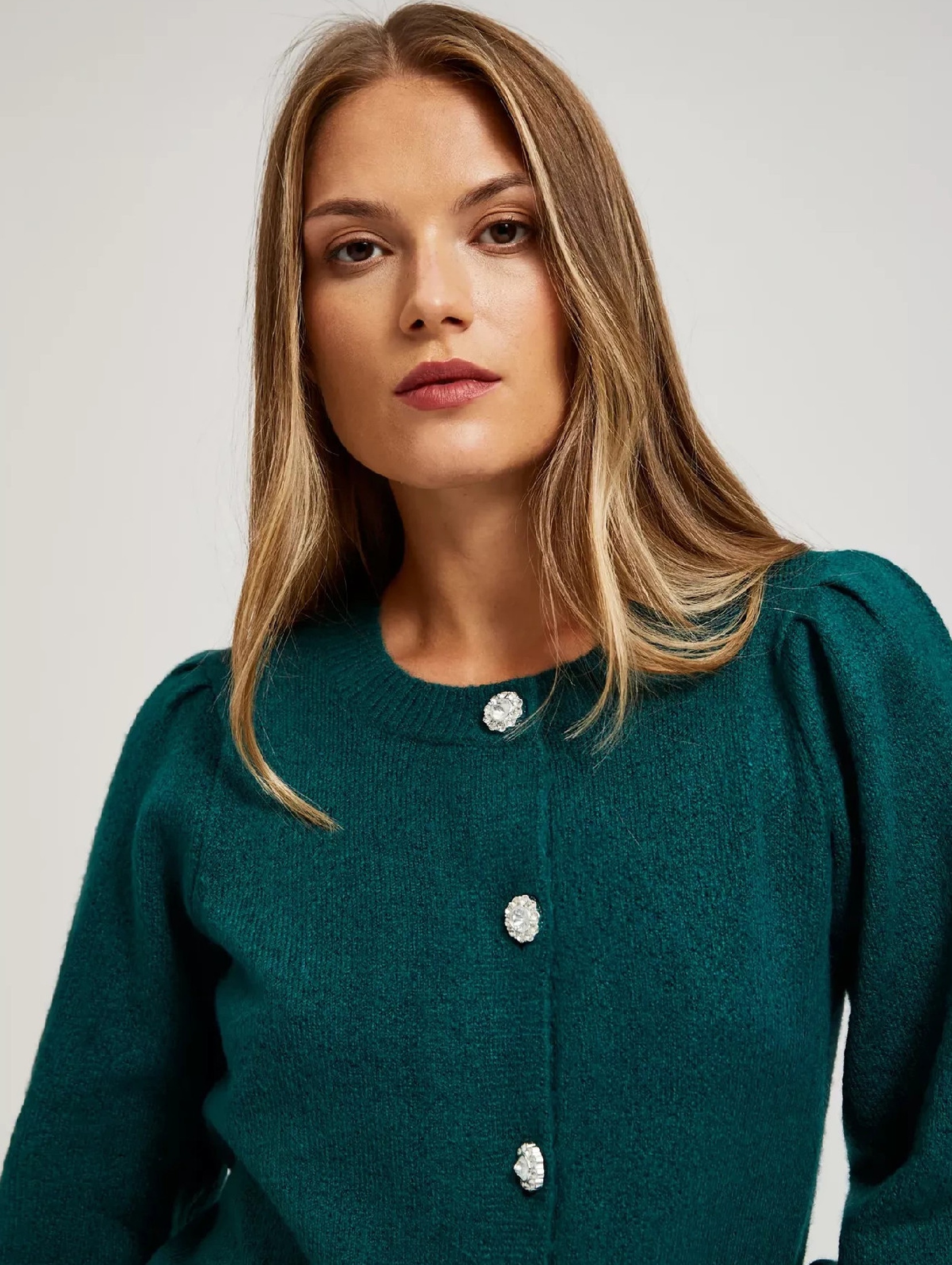 Zielony sweter damski rozpinany z bufiastymi rękawami